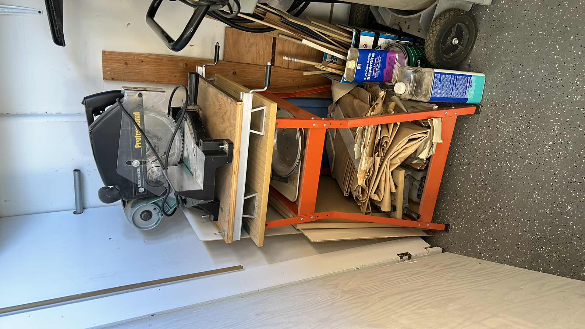 Photo 6 of BLACK AND DECKER PROFESSIONAL SAW PLUS WORK TABLE TURPENTINE AND WOOD PIECES