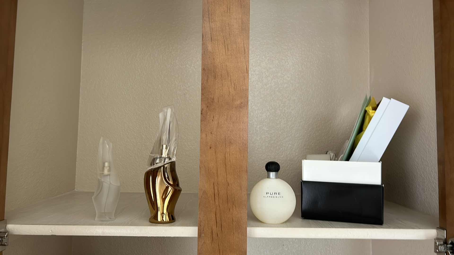 Photo 7 of Contents of bathroom cabinet