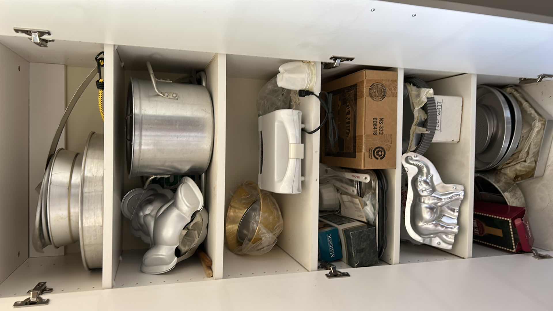 Photo 1 of CONTENTS OF CABINET