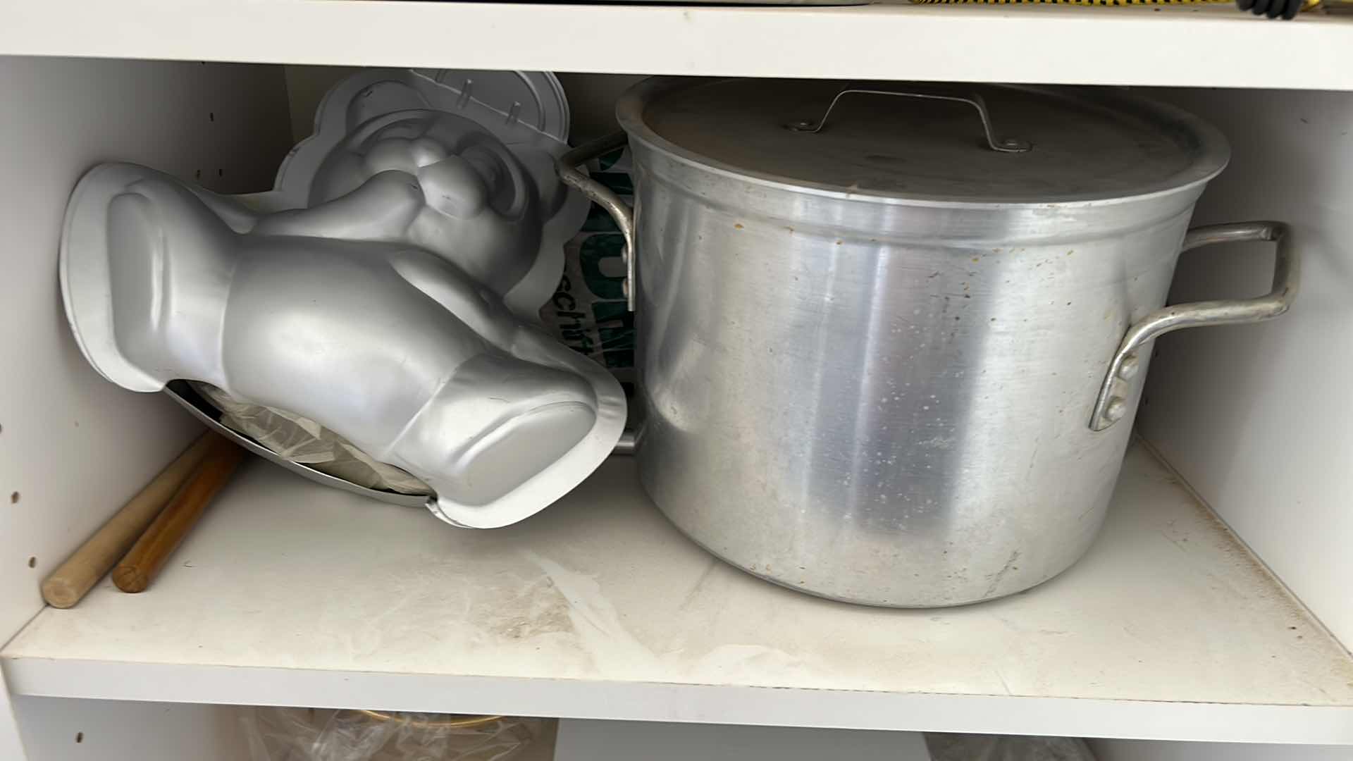 Photo 1 of CONTENTS OF CABINET