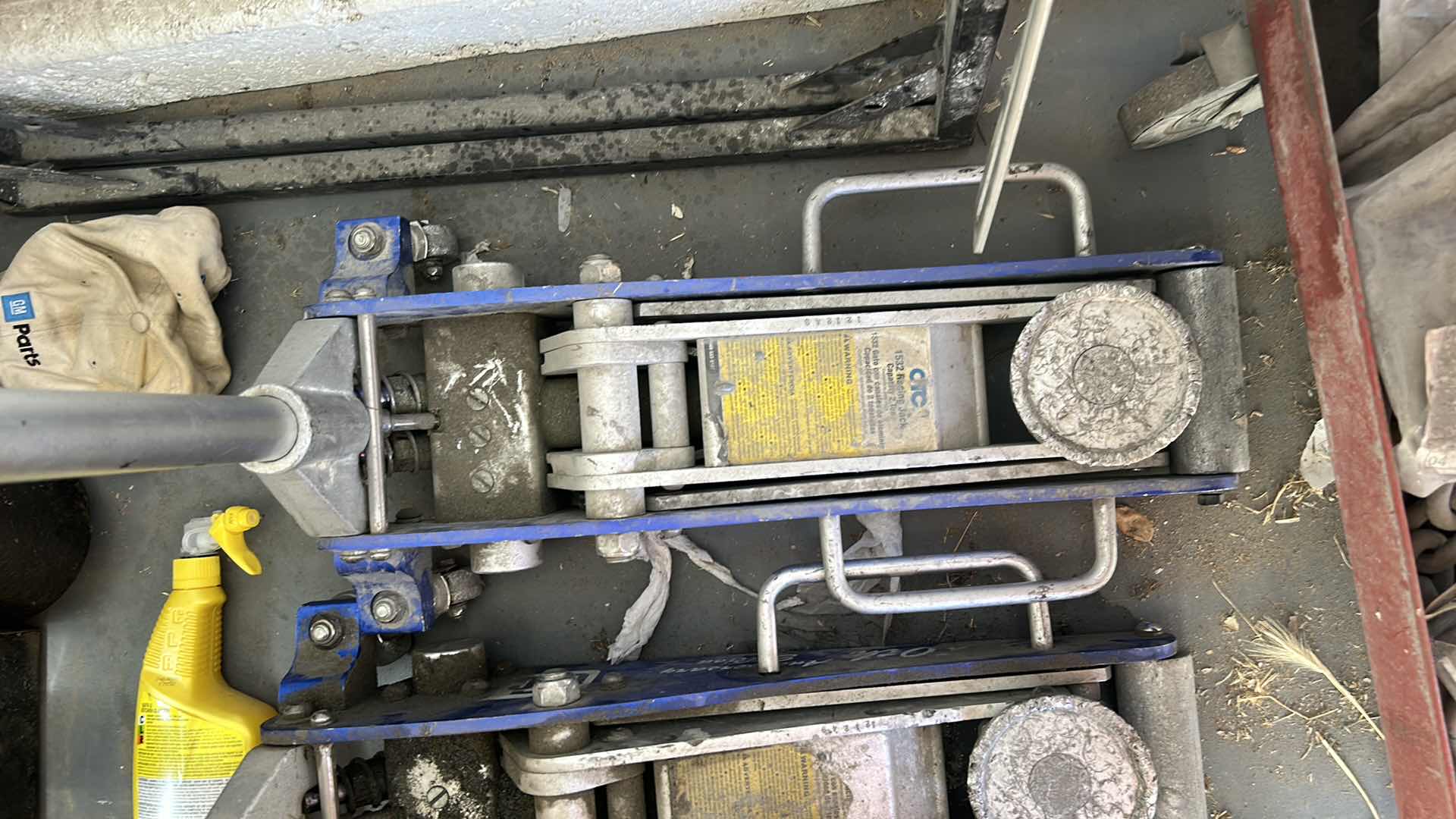 Photo 1 of MECHANIC TOOL -  1 VERY HEAVY SOLID METAL CAR LIFT