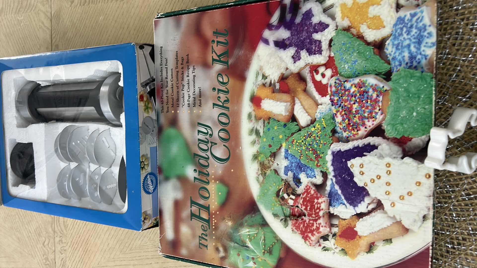 Photo 1 of COOKIE PRO - COOKIE KIT AND 4 PLACEMATS