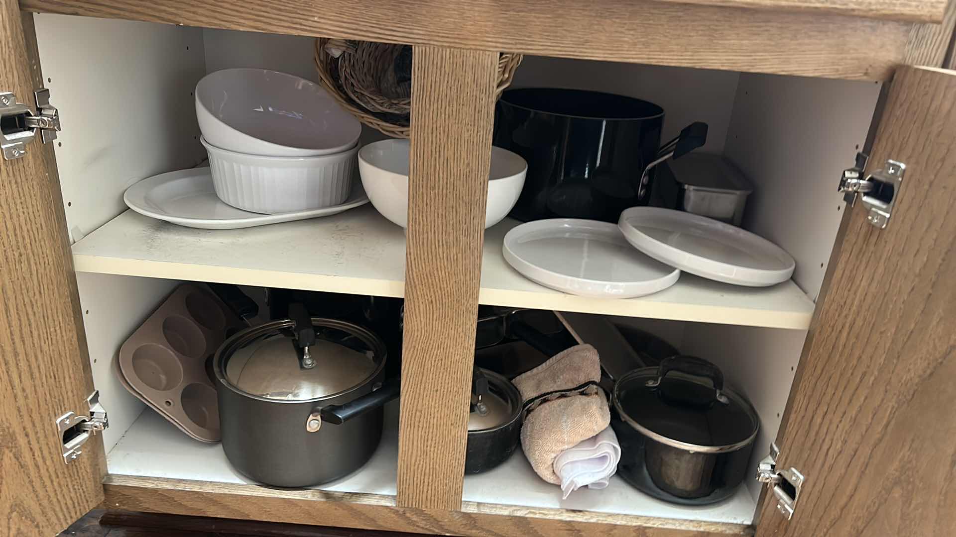 Photo 7 of CONTENTS OF KITCHEN CABINET