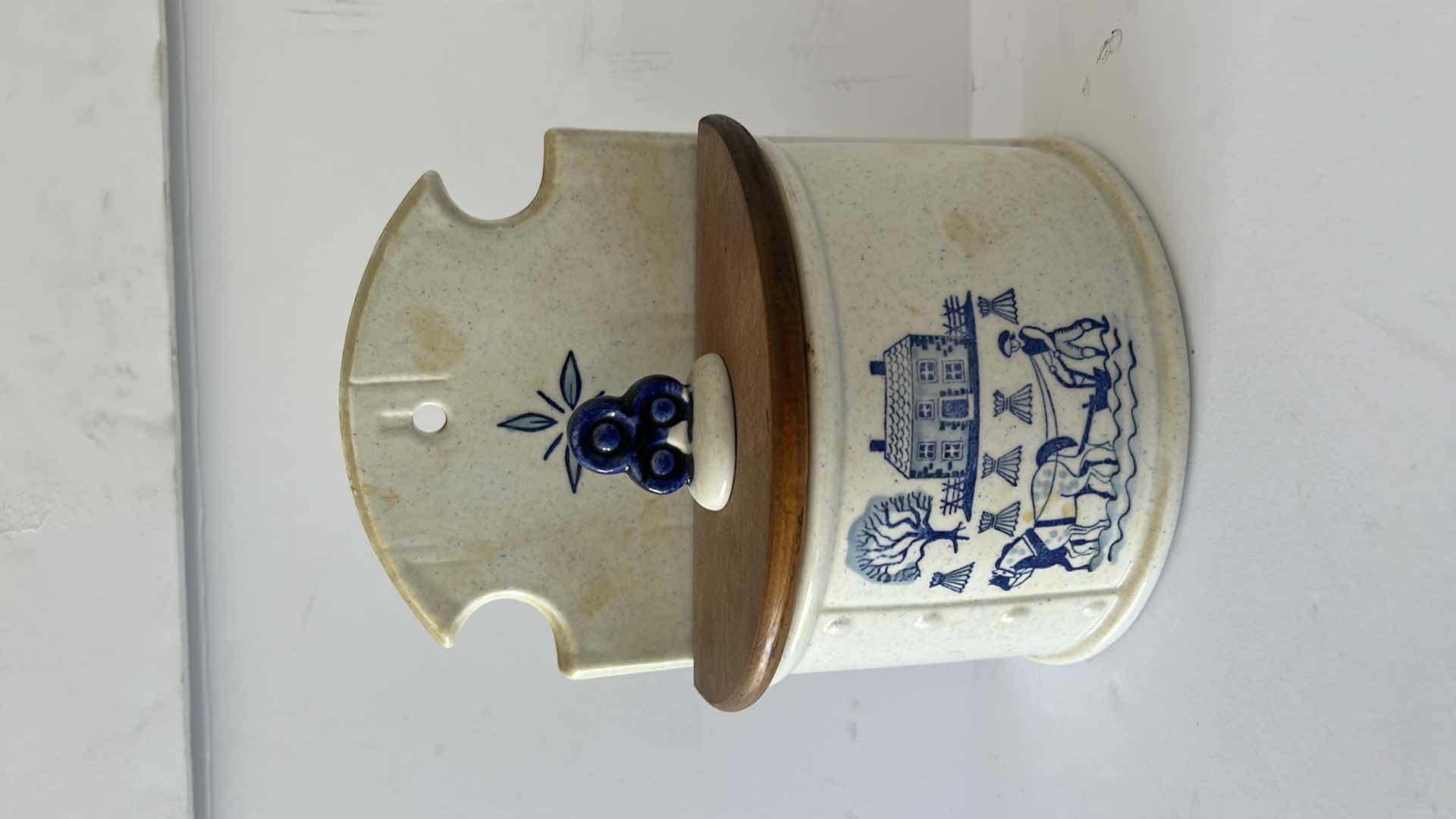 Photo 1 of RARE GLIDDEN POTTERY 1940-1957 STONEWARE BOWL WITH LID AND POPPYTRAIL BY METLOX