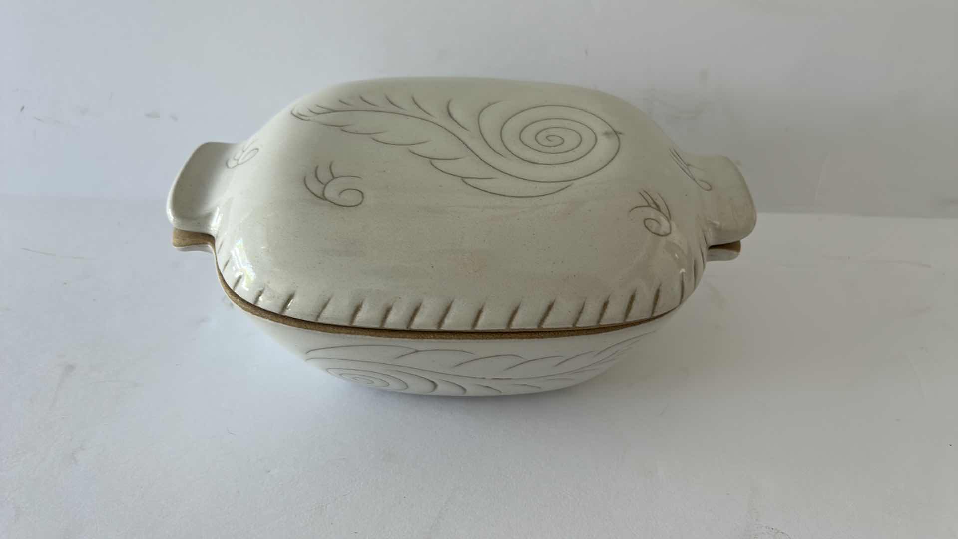 Photo 1 of RARE GLIDDEN POTTERY 1940-1957 STONEWARE BOWL WITH LID AND POPPYTRAIL BY METLOX