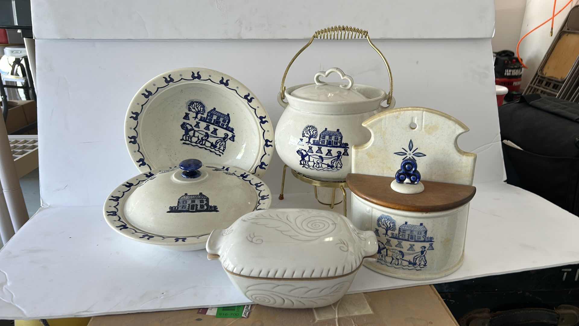 Photo 1 of RARE GLIDDEN POTTERY 1940-1957 STONEWARE BOWL WITH LID AND POPPYTRAIL BY METLOX