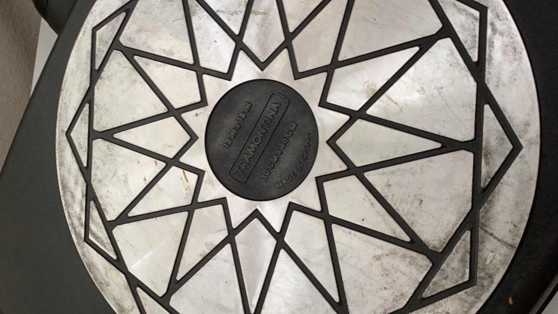 Photo 1 of TRAMONTINA BREAKFAST COOKER AND 2 PYREX PANS