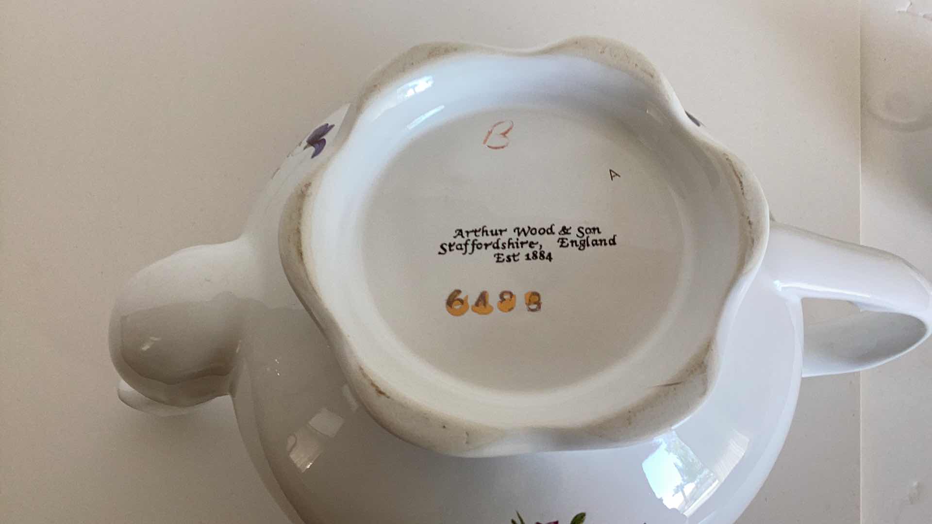 Photo 1 of 3 PC PORCELAIN - TEAPOT ARTHUR
WOOD SND DO. STATFFORDSHIRE ENGLAND NUMBERED, TEA POT OLD COUNTRY ROSES, KING ALBERT FINE CHINA, DISH STAFFORDSHIRE ENGLAND.