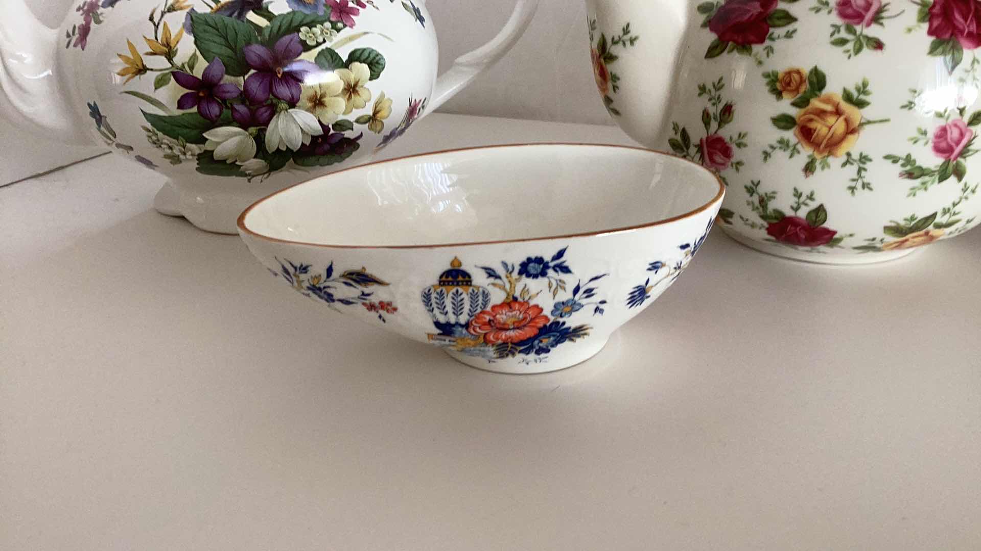 Photo 1 of 3 PC PORCELAIN - TEAPOT ARTHUR
WOOD SND DO. STATFFORDSHIRE ENGLAND NUMBERED, TEA POT OLD COUNTRY ROSES, KING ALBERT FINE CHINA, DISH STAFFORDSHIRE ENGLAND.