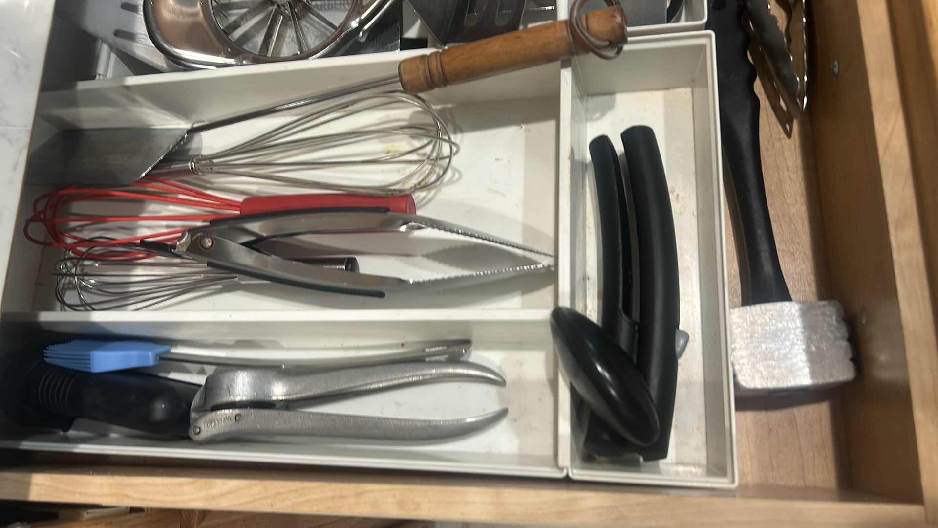 Photo 2 of CONTENTS OF KITCHEN DRAWER