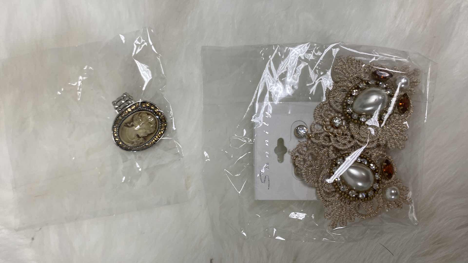 Photo 1 of NEW 4-PIECES COSTUME JEWELRY 