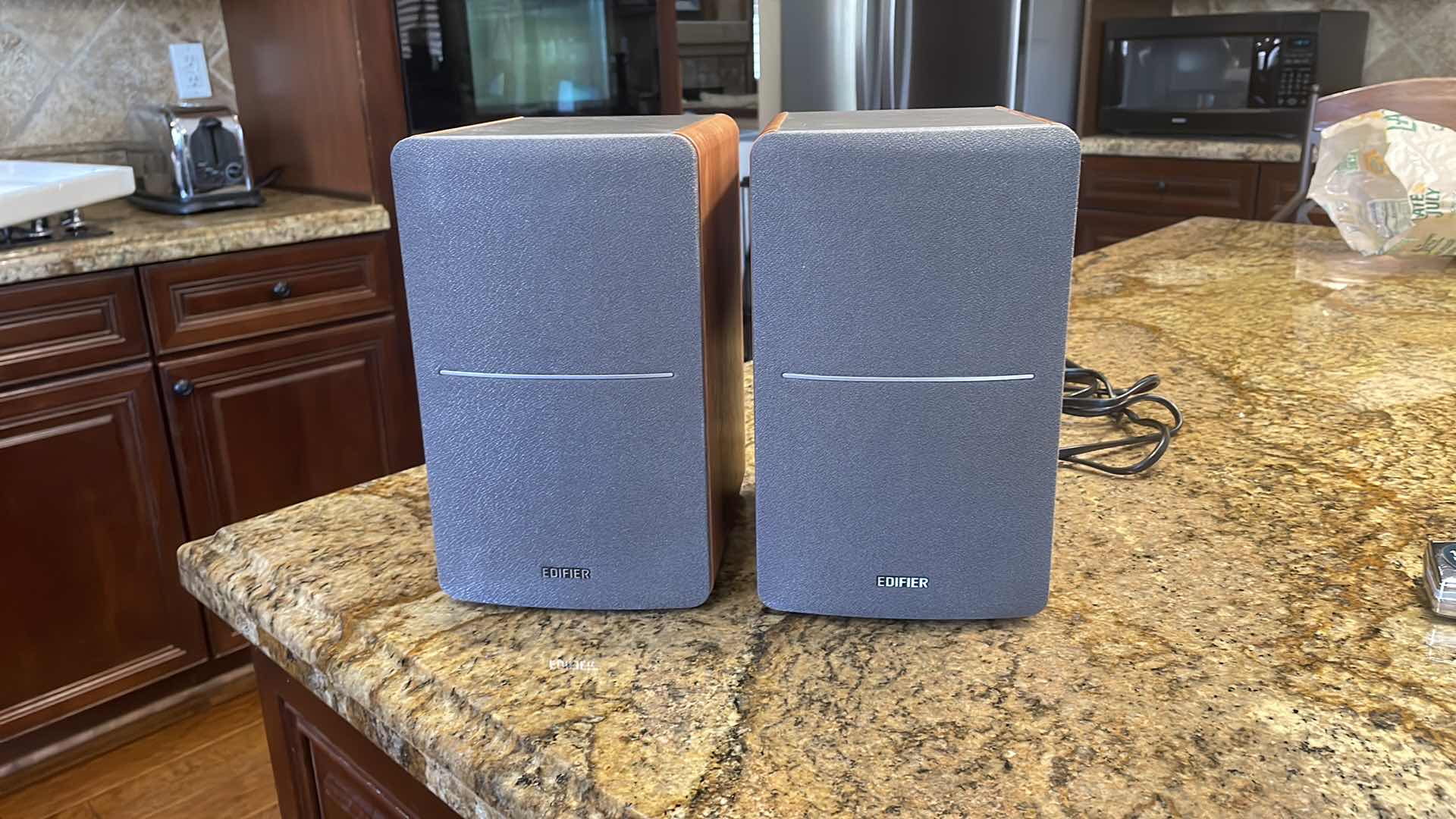 Photo 1 of EDIFIER R1280T MULTIMEDIA SPEAKERS NO REMOTE