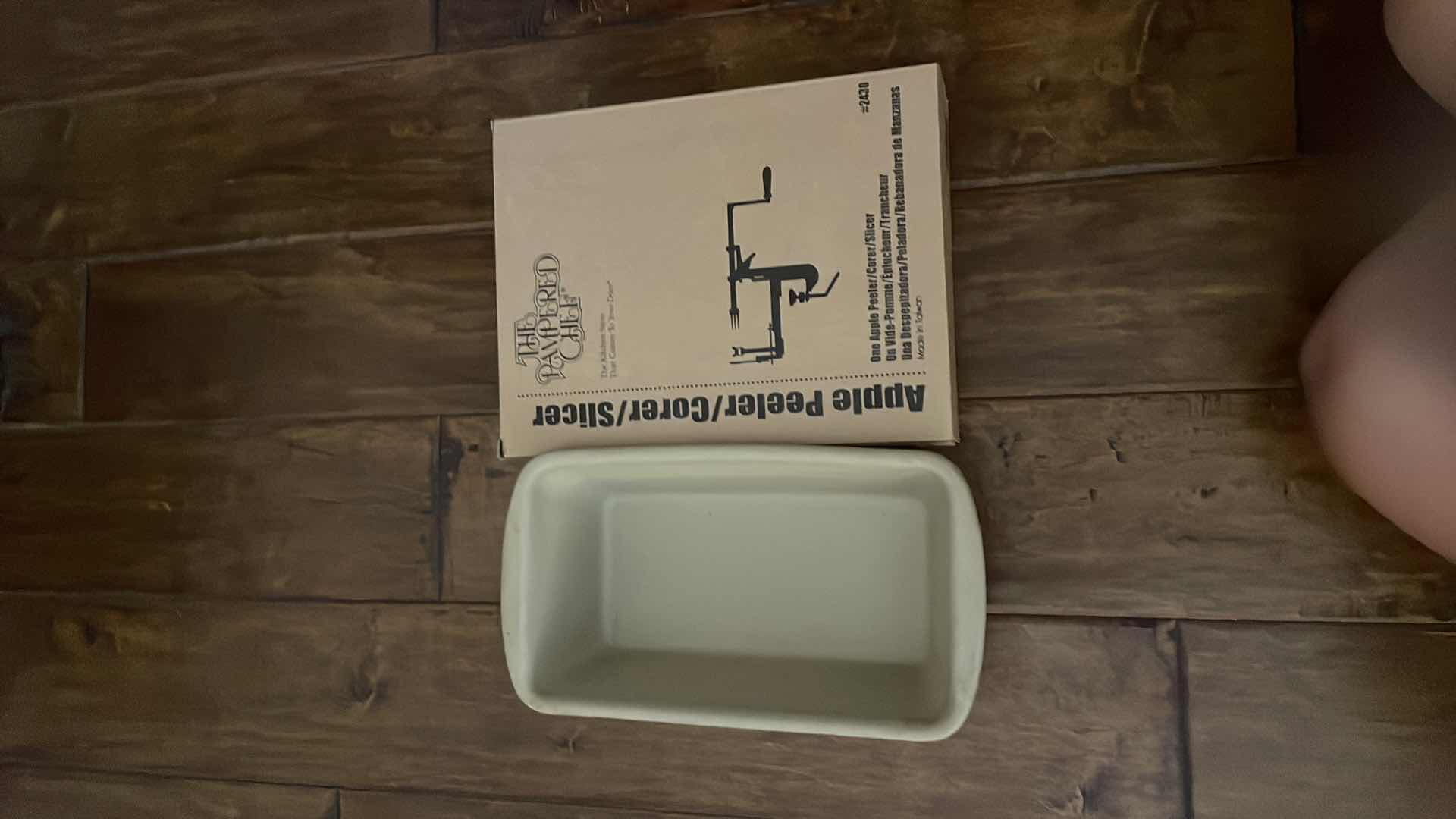 Photo 1 of PAMPERED CHEF STONEWARE LOAF   PAN APPLE PEELER