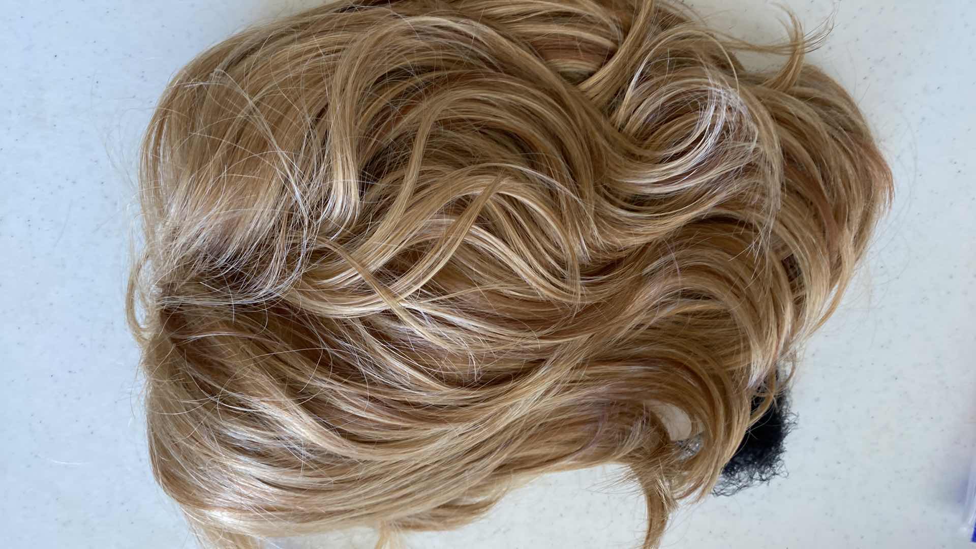 Photo 1 of RENERSHOW SYNTHETIC WIG