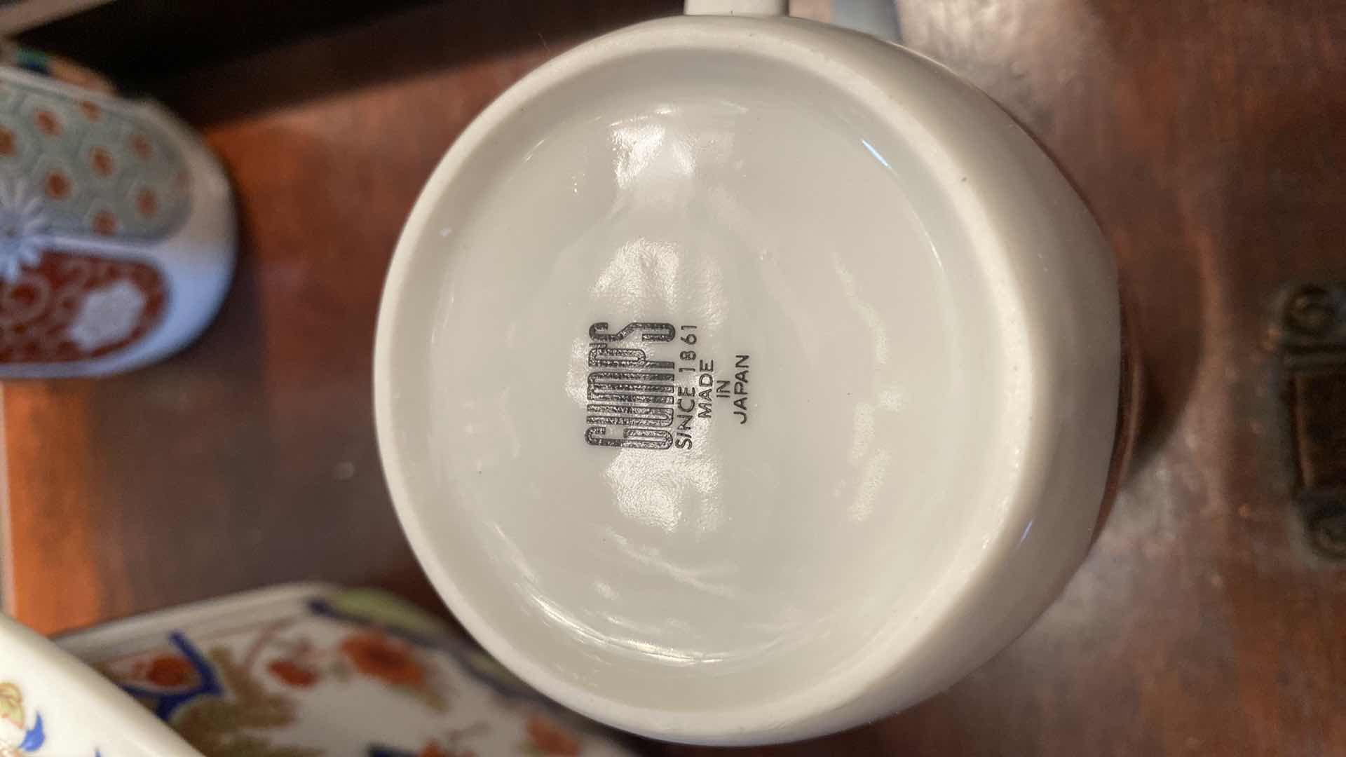 Photo 3 of CHINESE IMARI STYLE COVERED PORCELAIN DISH AND 4 CUPS FROM GUMPS