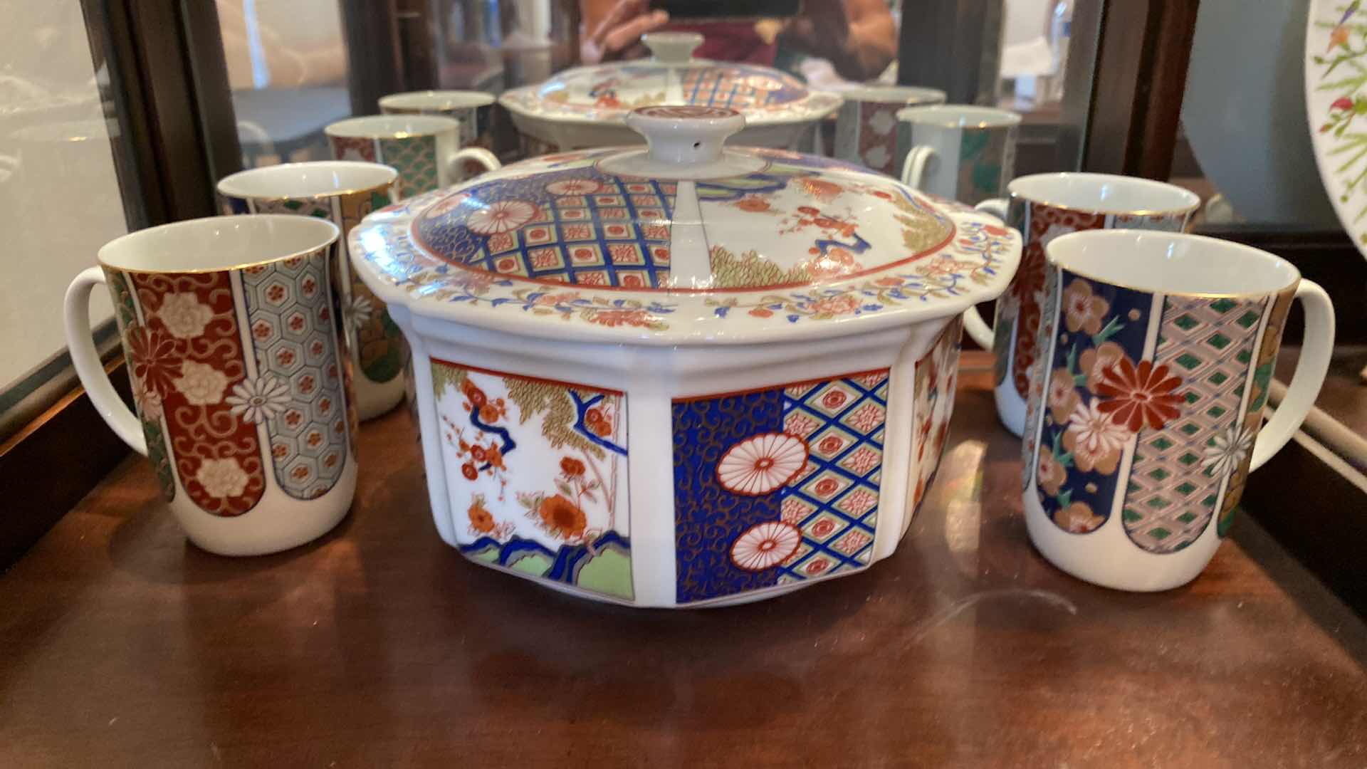 Photo 1 of CHINESE IMARI STYLE COVERED PORCELAIN DISH AND 4 CUPS FROM GUMPS
