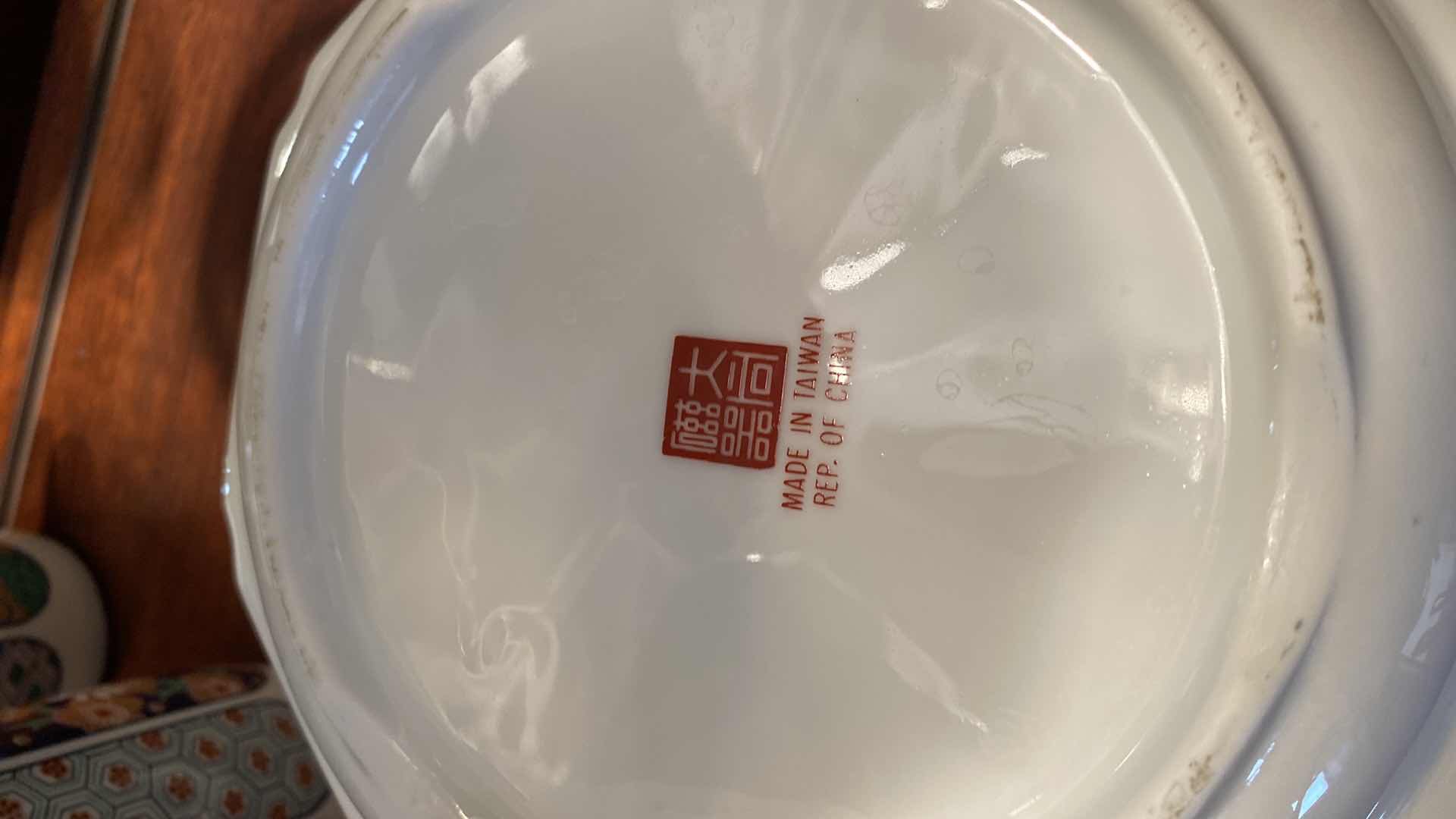 Photo 4 of CHINESE IMARI STYLE COVERED PORCELAIN DISH AND 4 CUPS FROM GUMPS