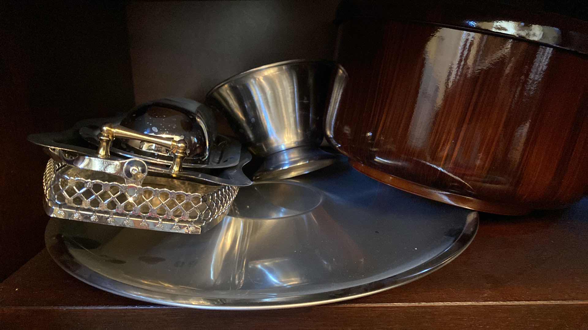 Photo 1 of CONTENTS IN CHINA CABINET