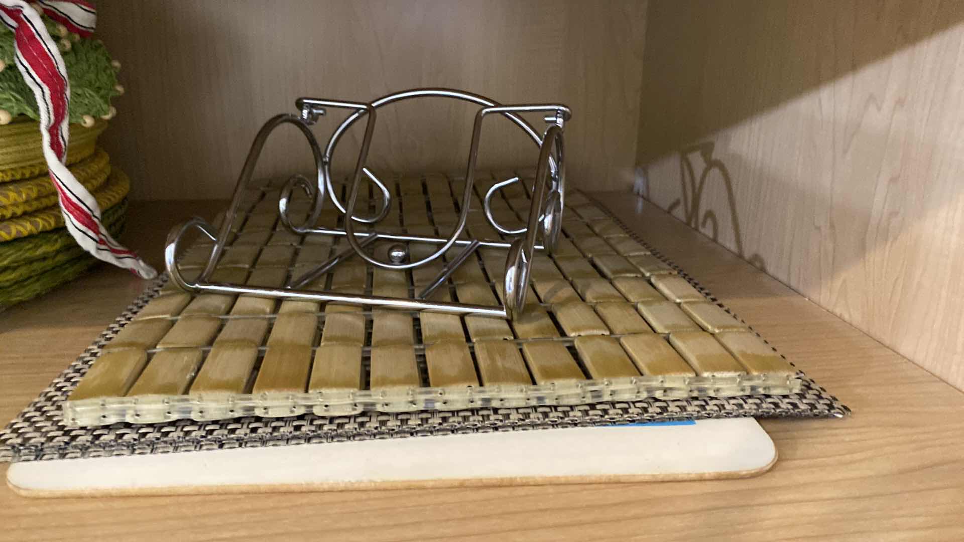 Photo 3 of CONTENTS OF SHELF KITCHEN CABINET PLACEMATS APRON AND MORE