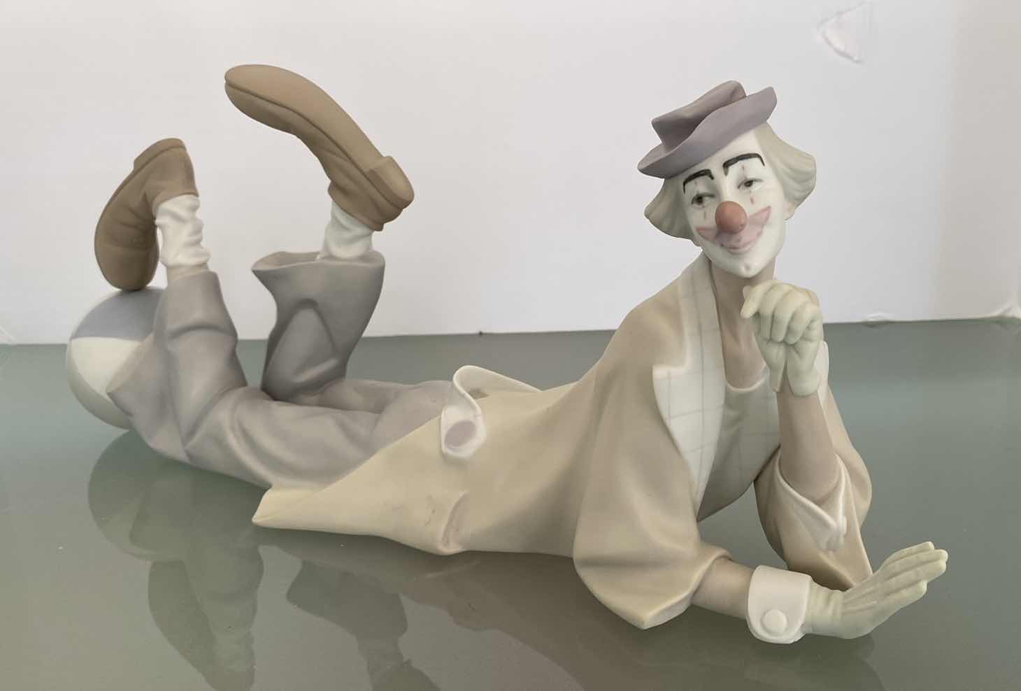 Photo 1 of LLADRO PAYASO ACOSTADO CLOWN FIGURINE 14 1/2“ x 6 1/2“