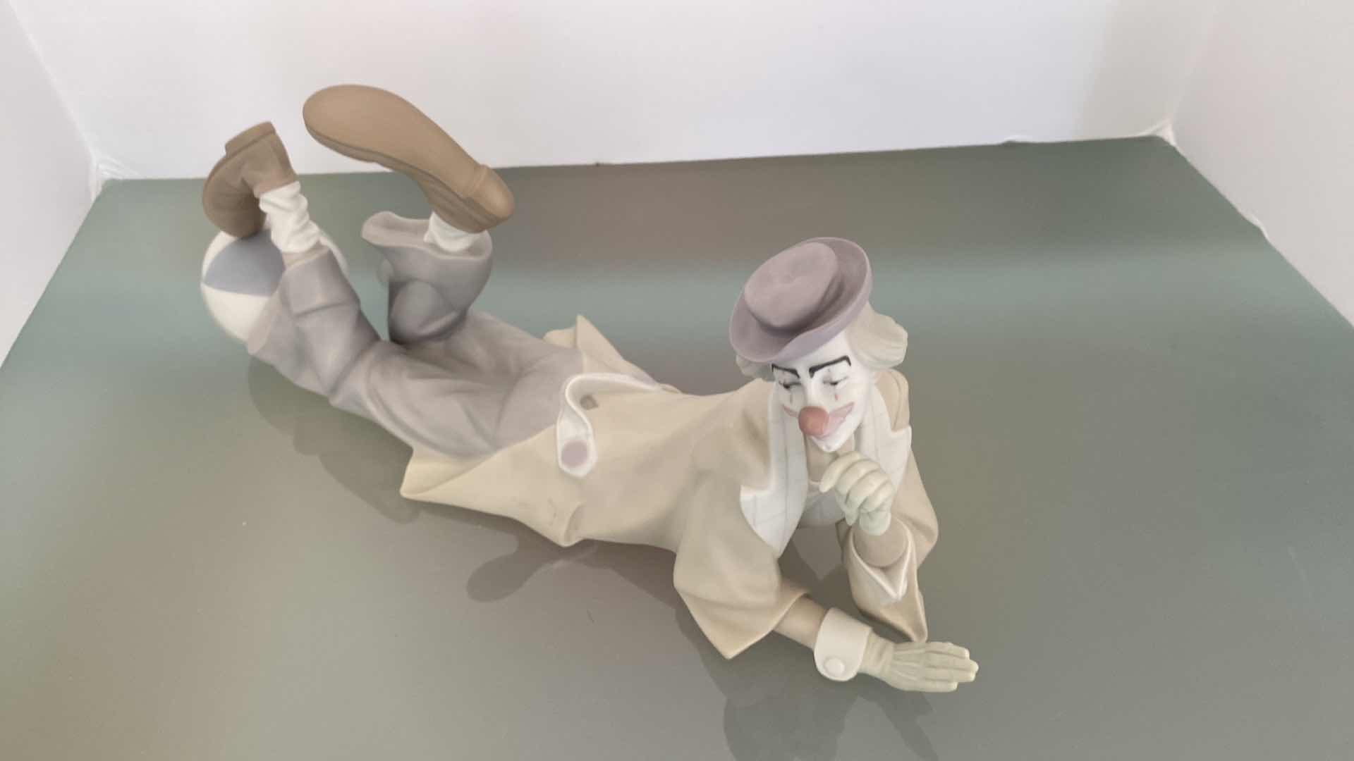 Photo 2 of LLADRO PAYASO ACOSTADO CLOWN FIGURINE 14 1/2“ x 6 1/2“