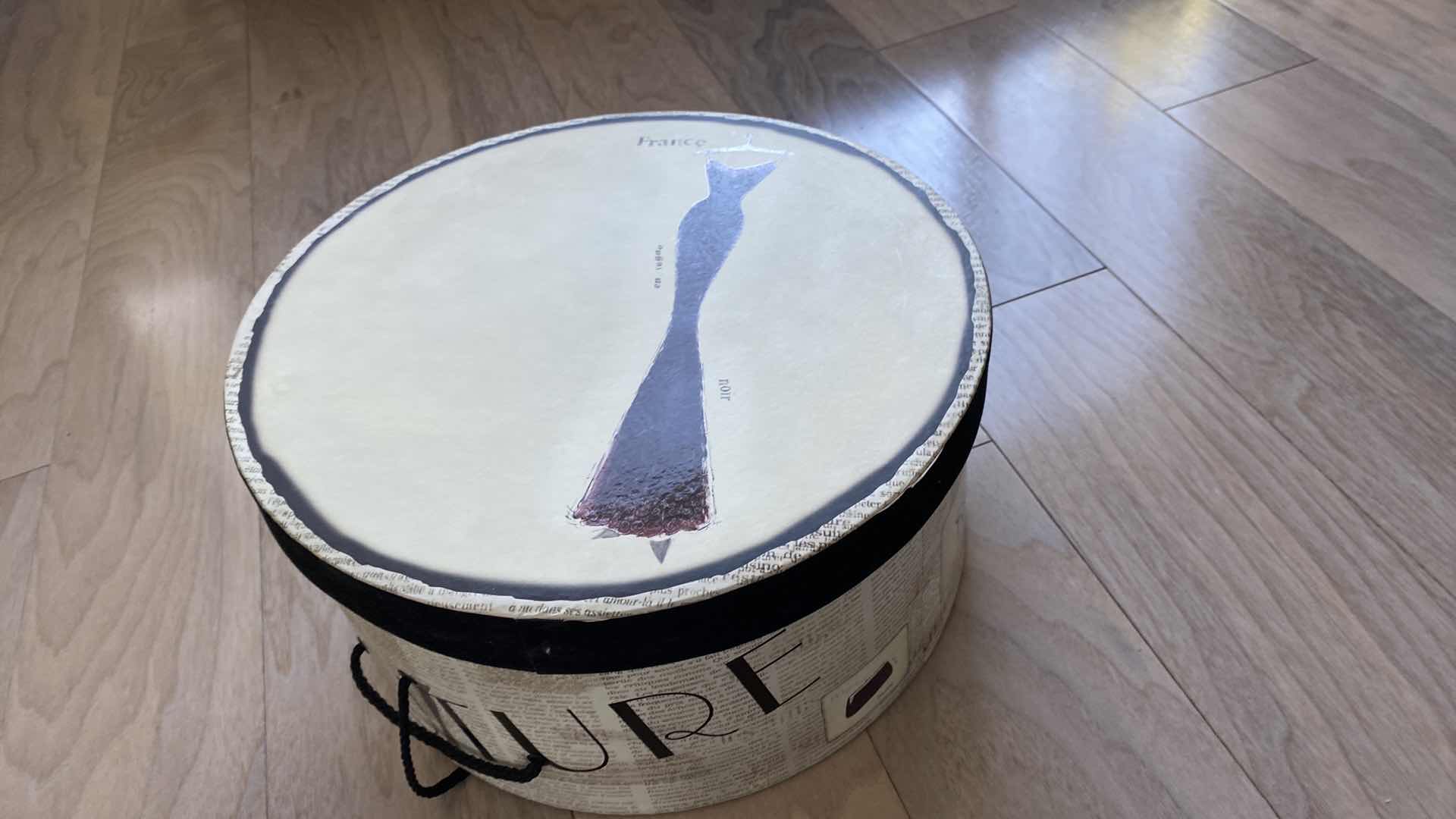 Photo 4 of ASSORTED WOMENS BELTS SIZE S/M HAT IN BOX