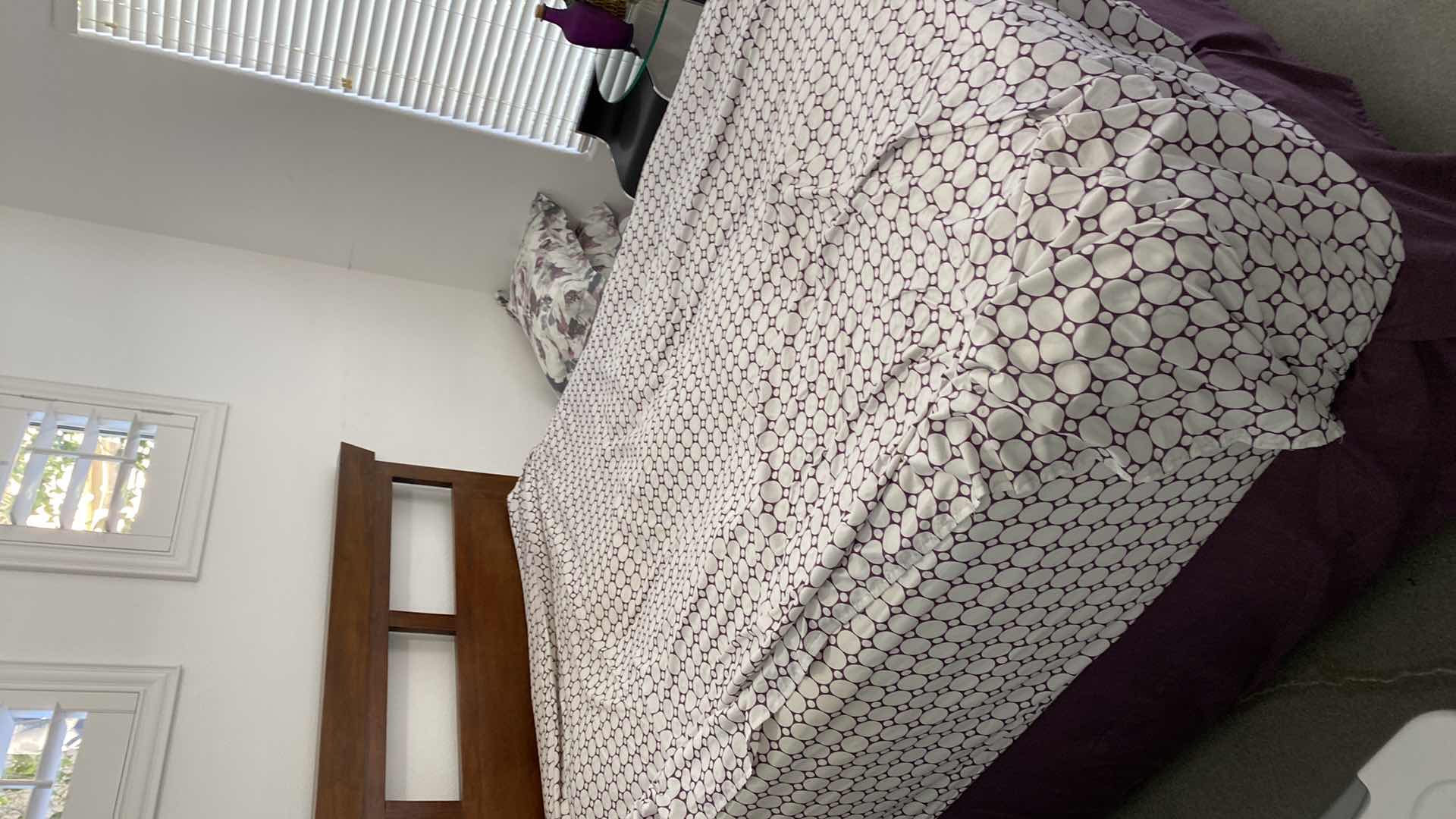 Photo 4 of QUEEN COMFORTER BEDDING SET