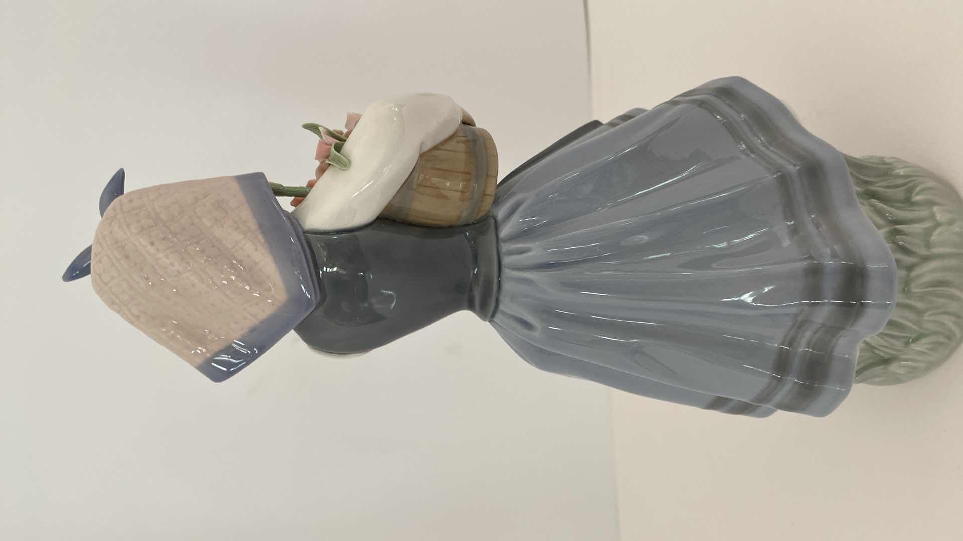 Photo 1 of LLADRO FIGURINE 1416 - FROM MY GARDEN H 10.5”