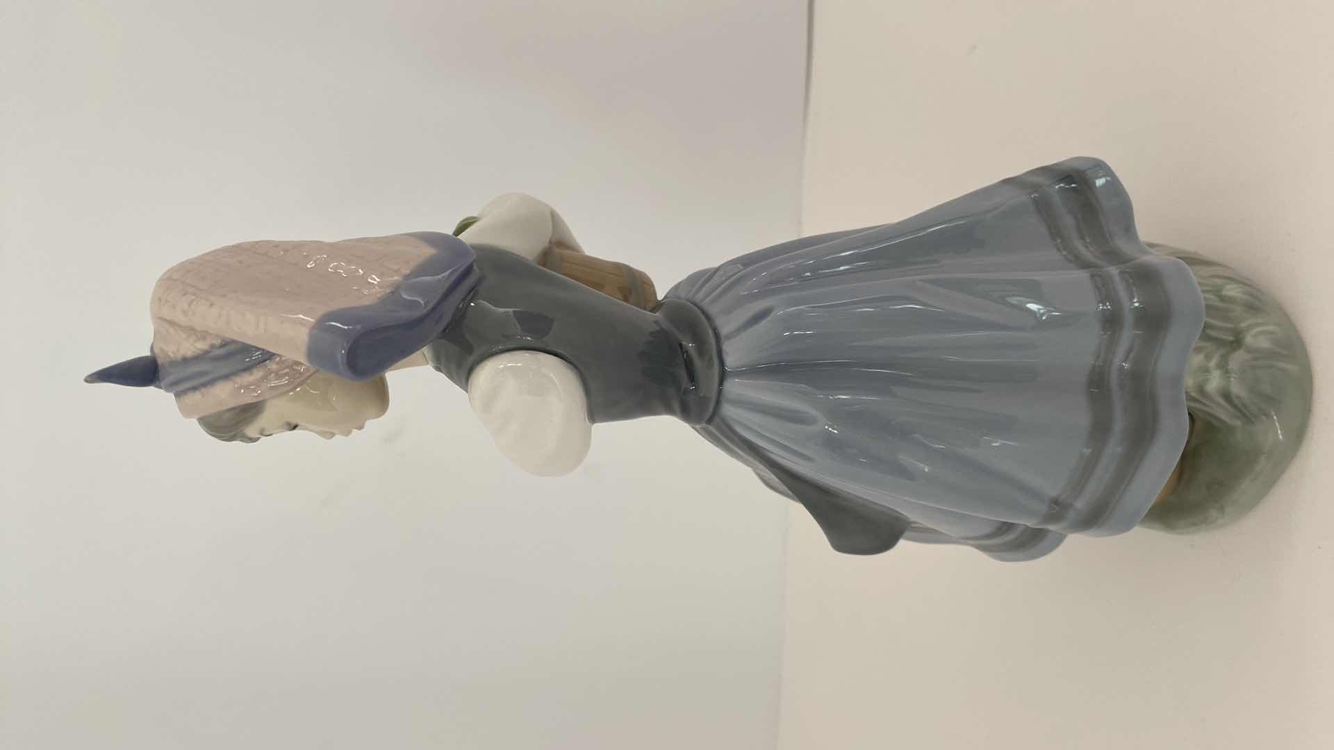 Photo 1 of LLADRO FIGURINE 1416 - FROM MY GARDEN H 10.5”