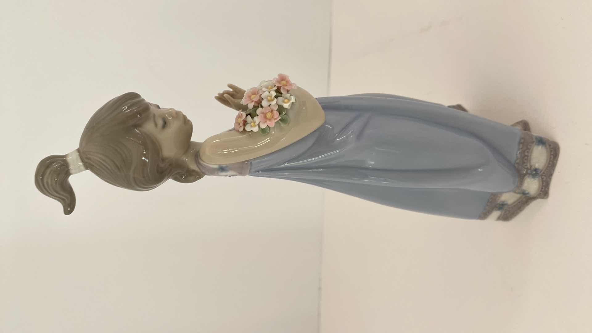 Photo 1 of LLADRO FIGURINE 5604 SPRING TOKEN H 8.5” 