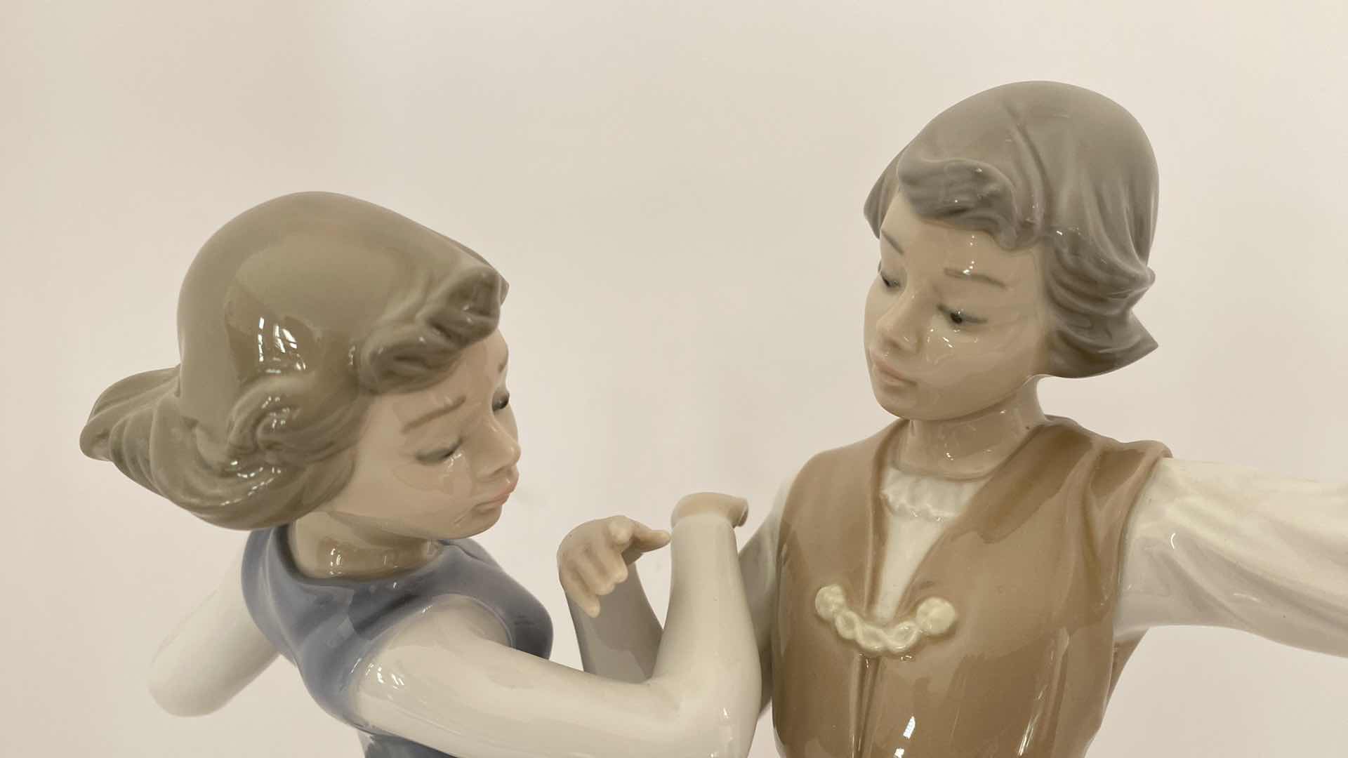 Photo 1 of RARE LLADRO FIGURINE #5252 DANCING THE POLKA H 11.5” 