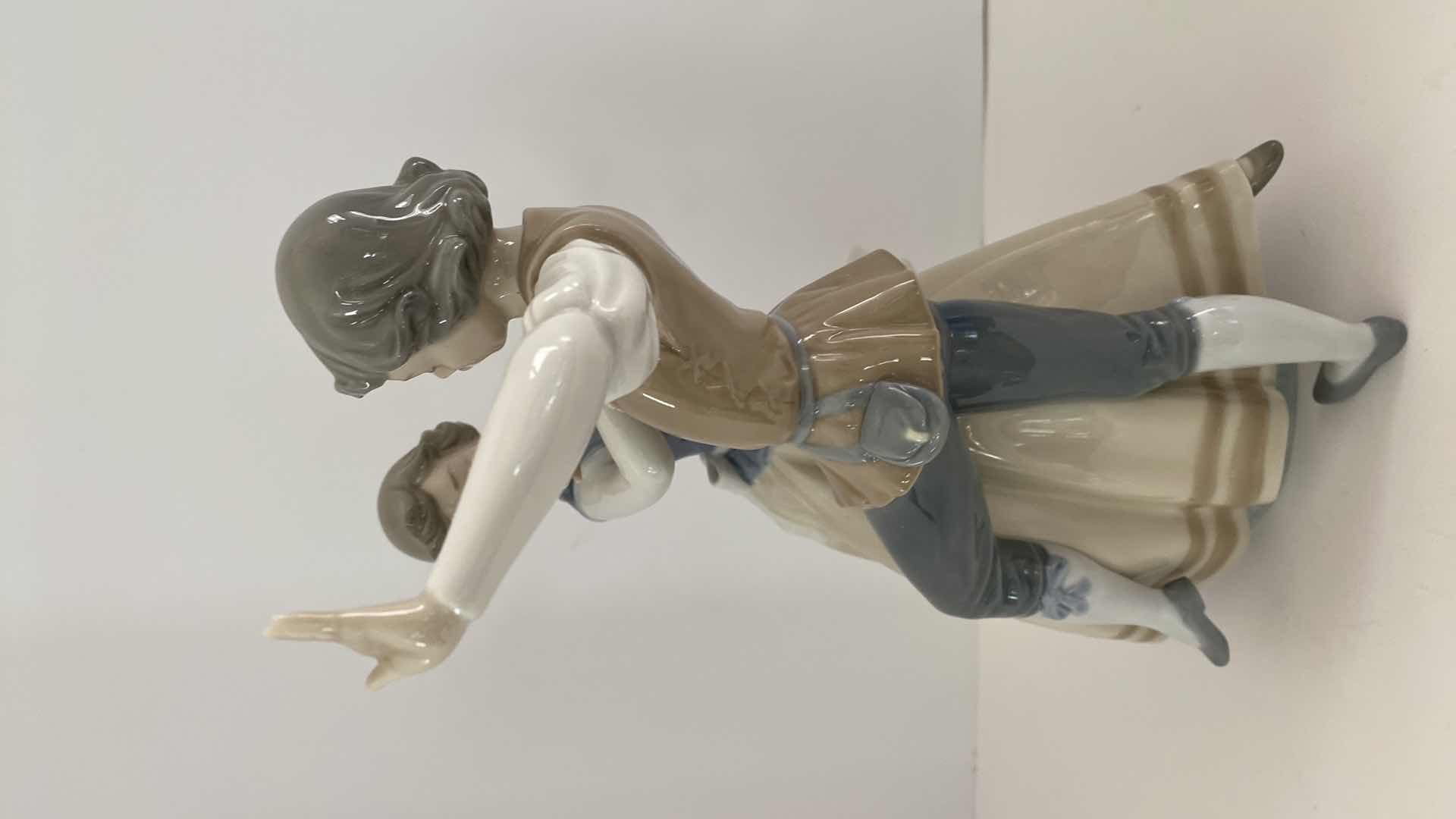 Photo 1 of RARE LLADRO FIGURINE #5252 DANCING THE POLKA H 11.5” 