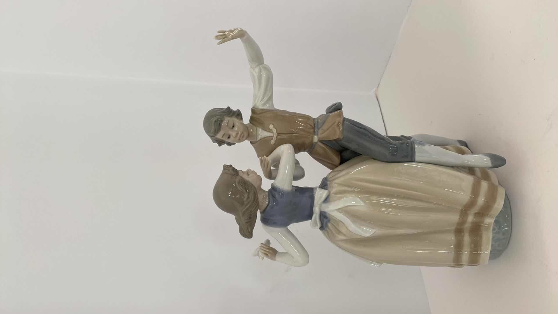 Photo 1 of RARE LLADRO FIGURINE #5252 DANCING THE POLKA H 11.5” 