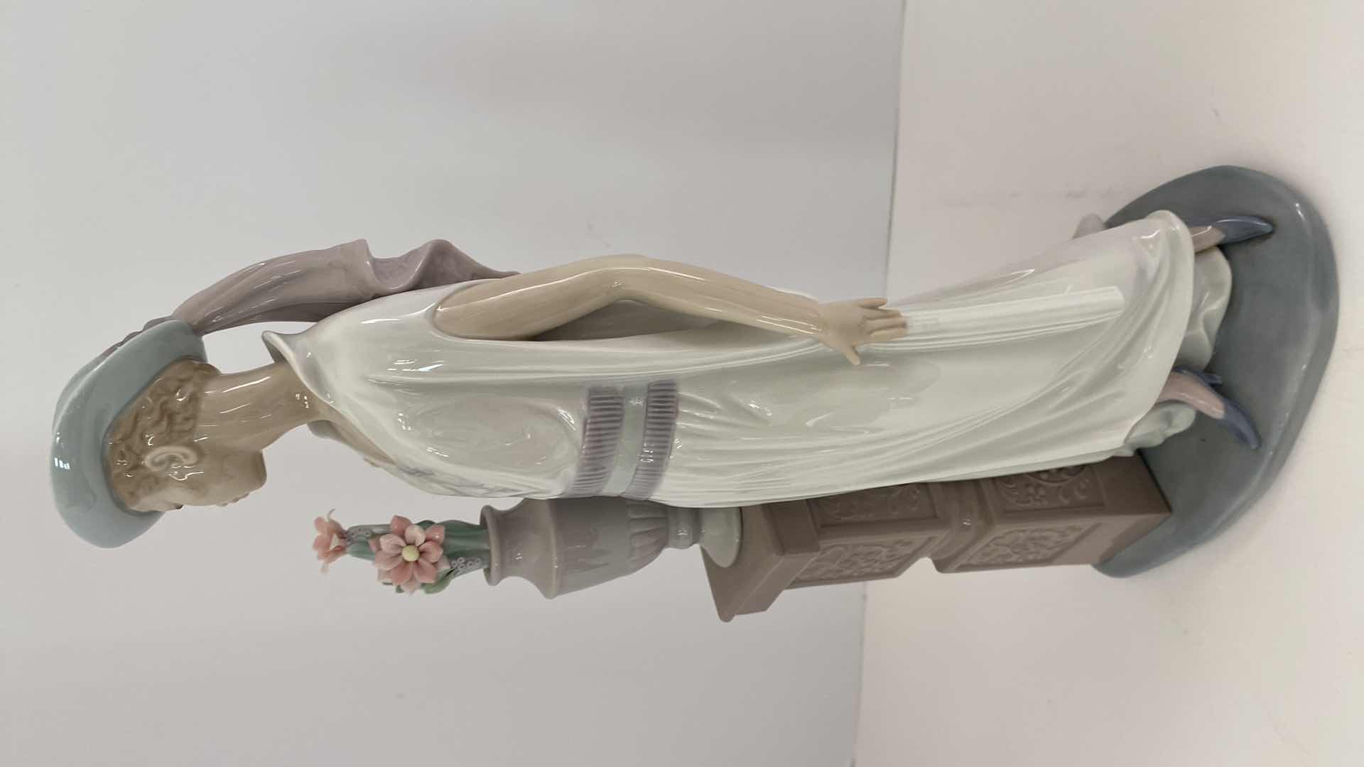 Photo 1 of LLADRO FIGURINE LADY GRABD CASINO H 13.5” 