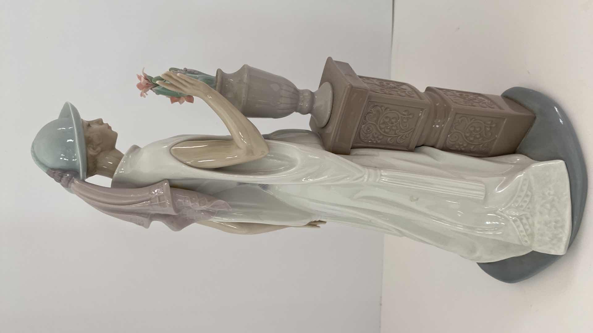 Photo 1 of LLADRO FIGURINE LADY GRABD CASINO H 13.5” 