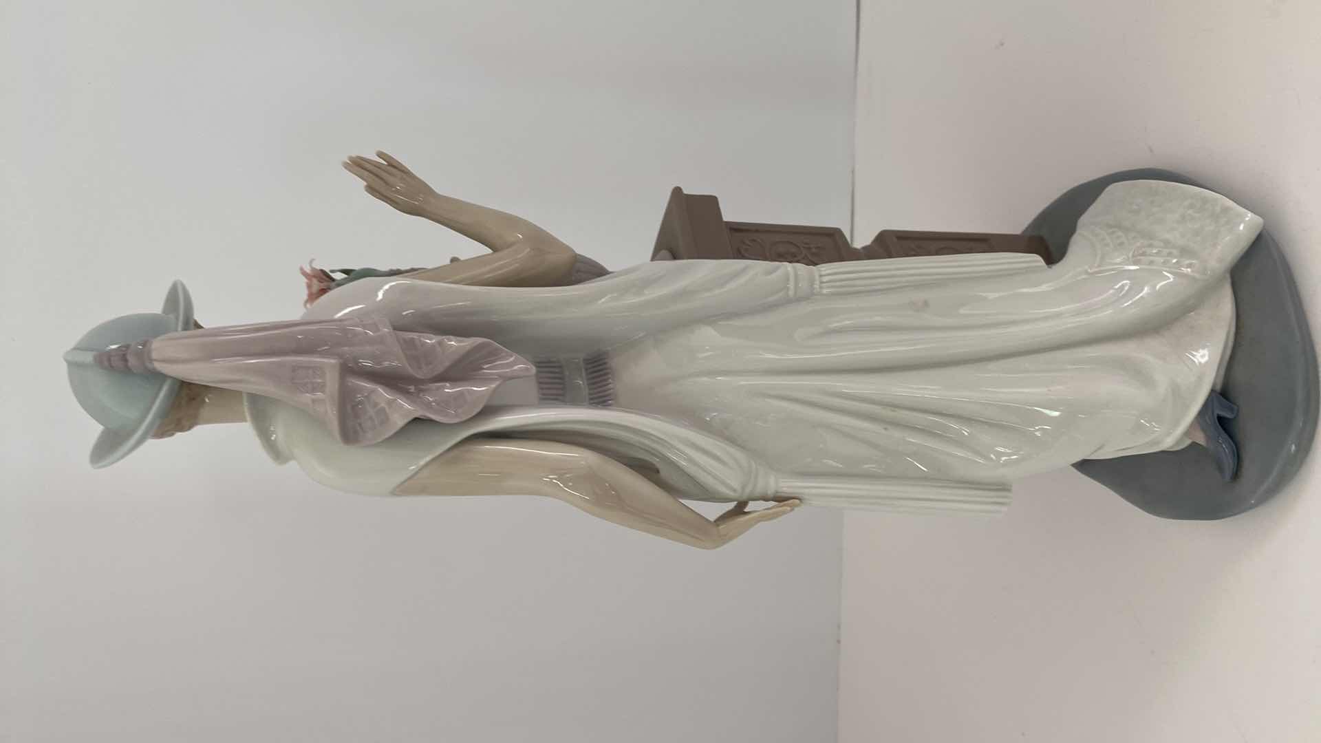 Photo 1 of LLADRO FIGURINE LADY GRABD CASINO H 13.5” 