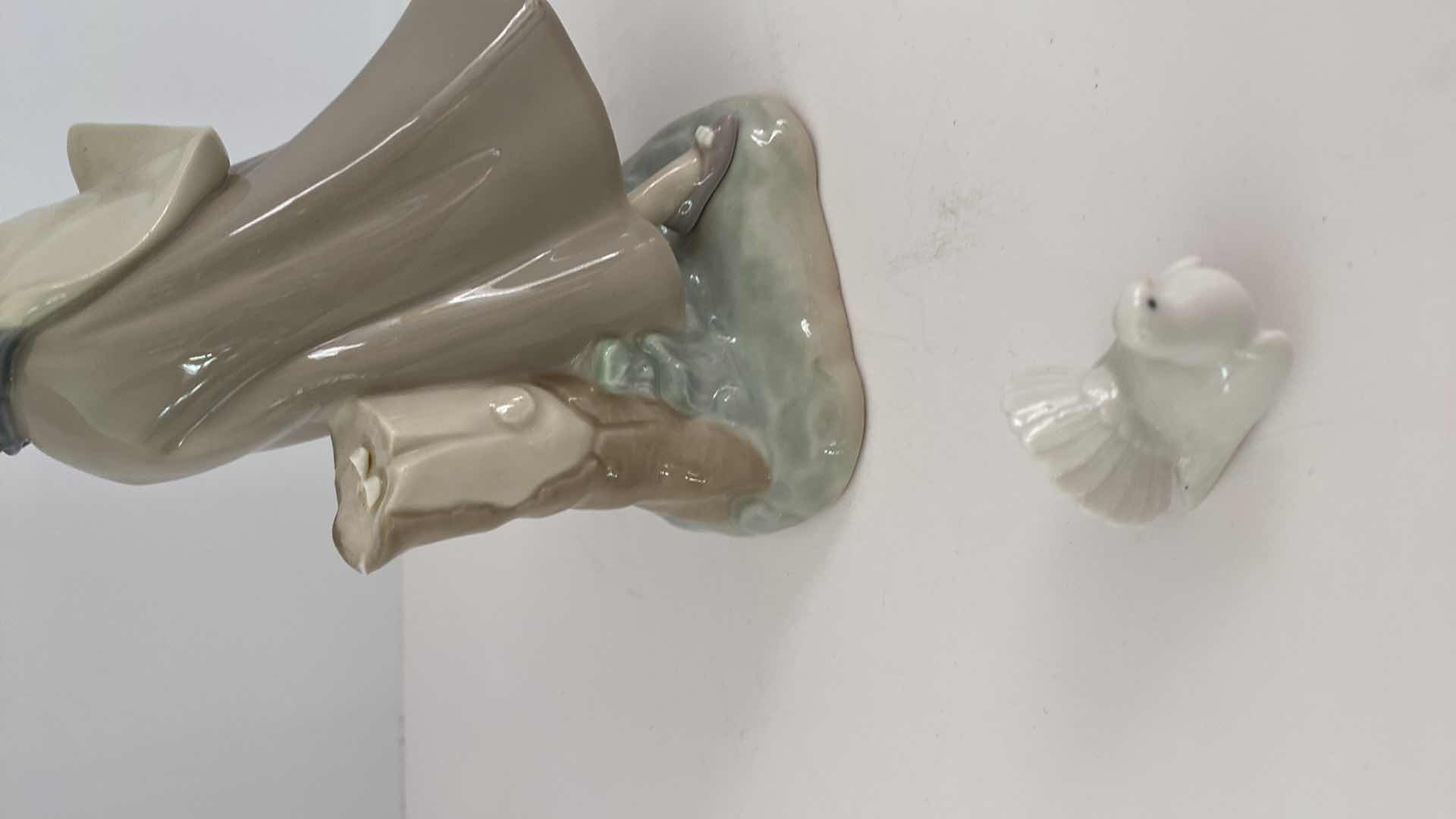 Photo 1 of LLADRO FIGURINE #4915 GIRL WITH PIGEON H 9” 