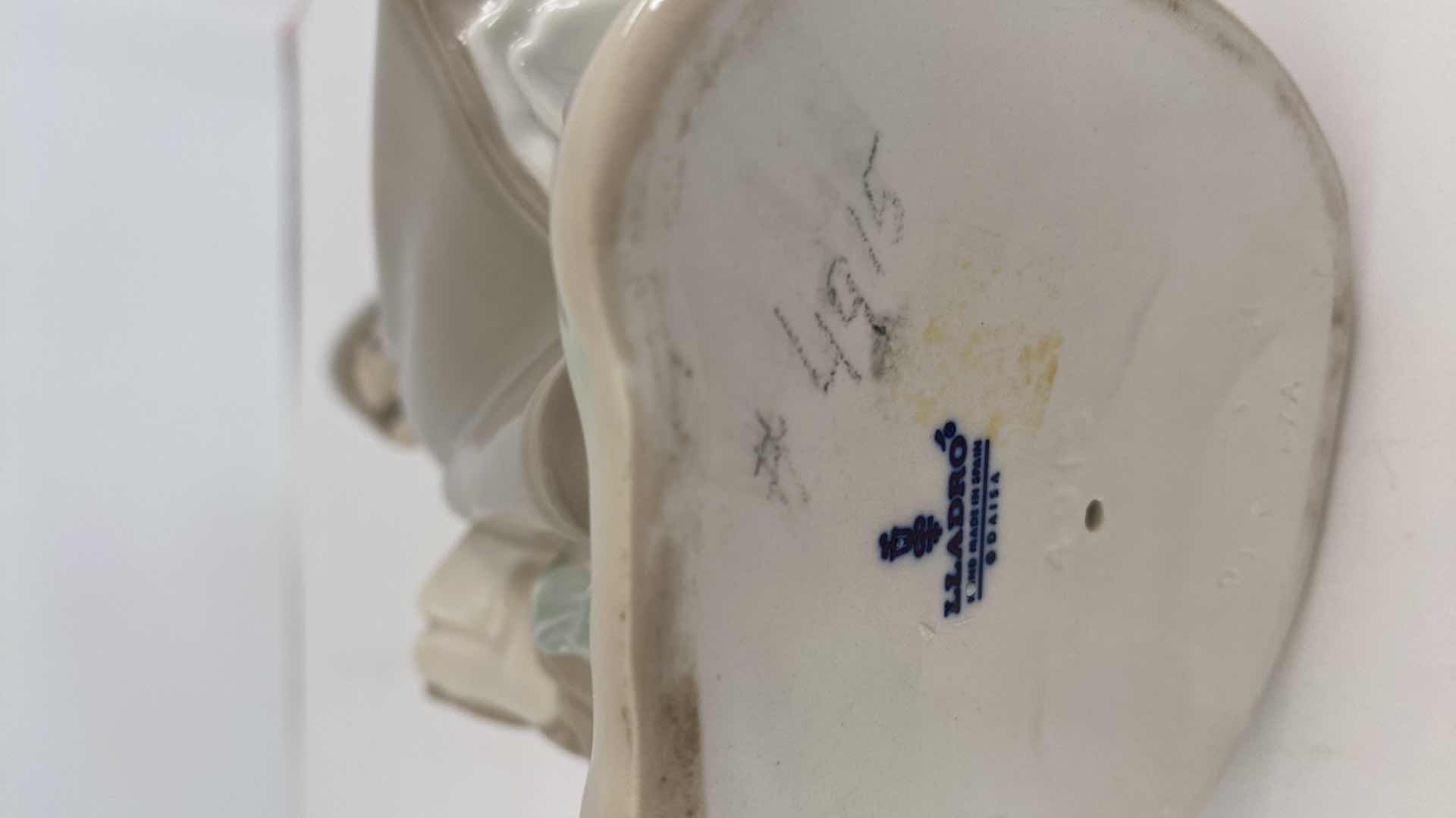 Photo 1 of LLADRO FIGURINE #4915 GIRL WITH PIGEON H 9” 