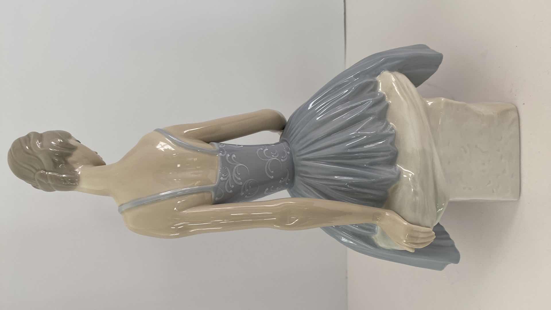 Photo 1 of LLADRO FIGURINE #4559 WAITING BACKSTAGE H 13.75” 