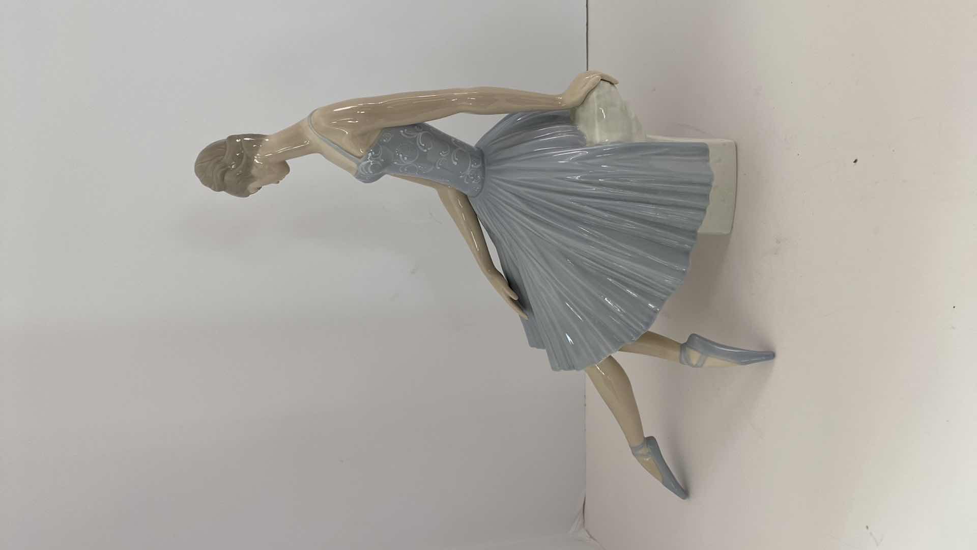 Photo 1 of LLADRO FIGURINE #4559 WAITING BACKSTAGE H 13.75” 