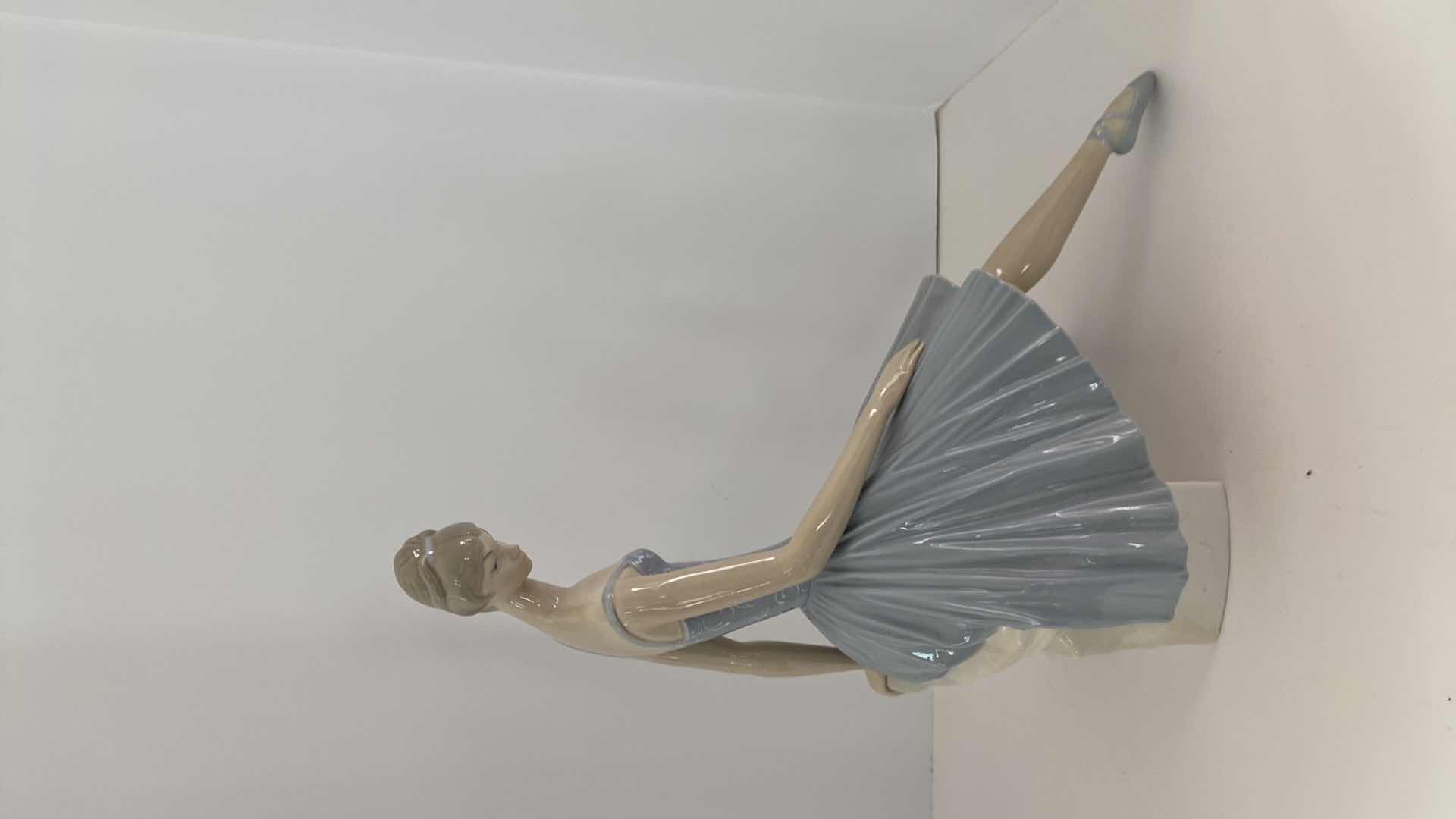 Photo 1 of LLADRO FIGURINE #4559 WAITING BACKSTAGE H 13.75” 