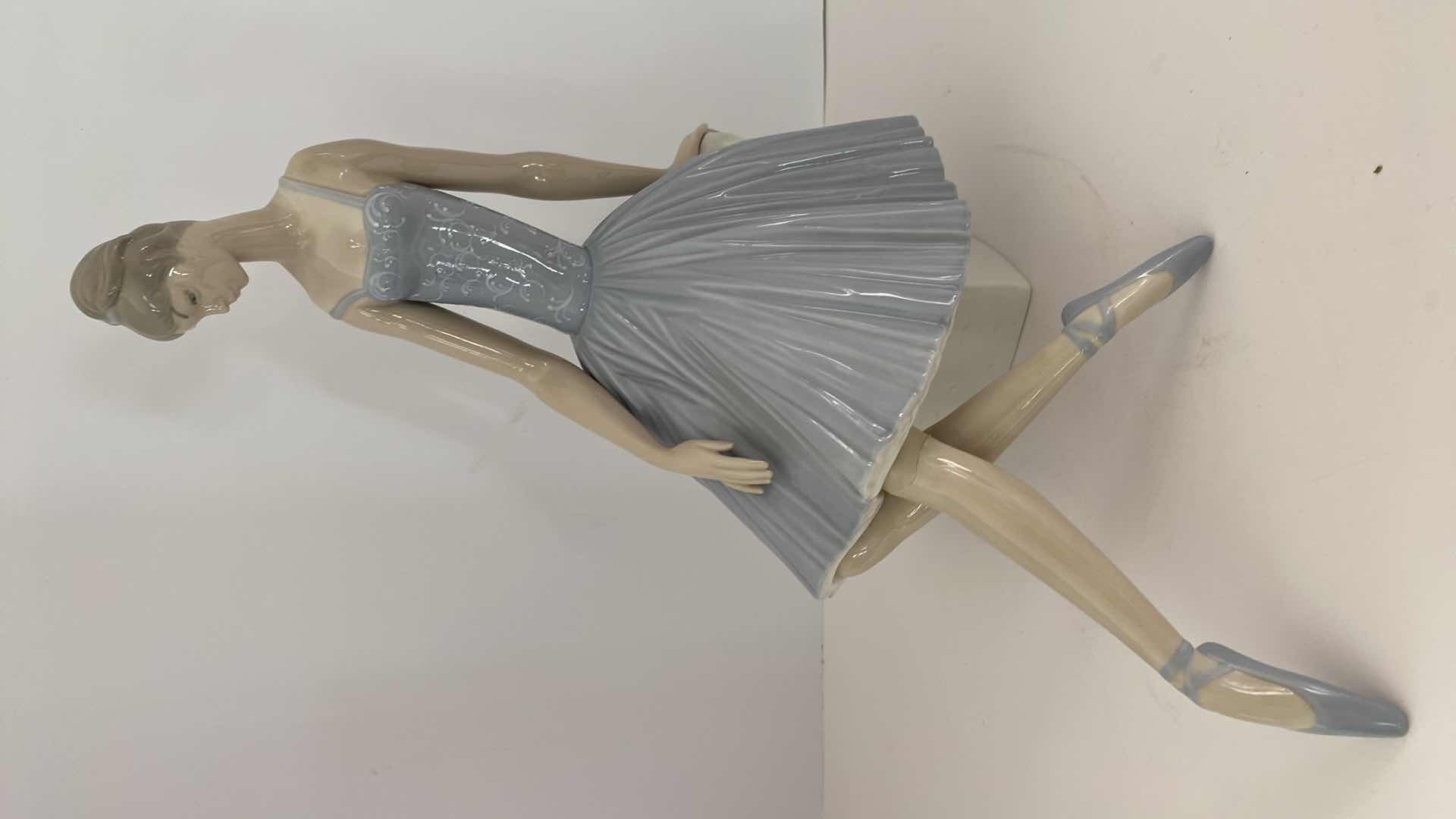 Photo 1 of LLADRO FIGURINE #4559 WAITING BACKSTAGE H 13.75” 