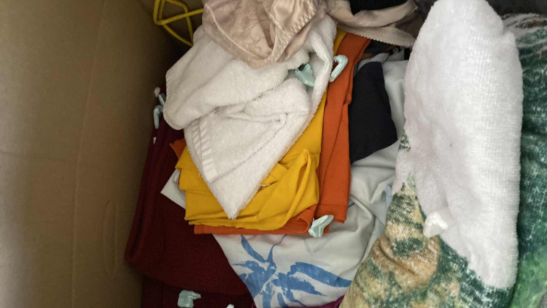 Photo 1 of BOX WITH BLANKETS BLOW DRYER KNIVES