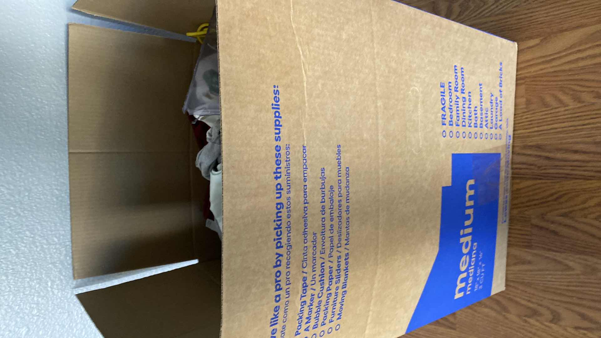 Photo 1 of BOX WITH BLANKETS BLOW DRYER KNIVES