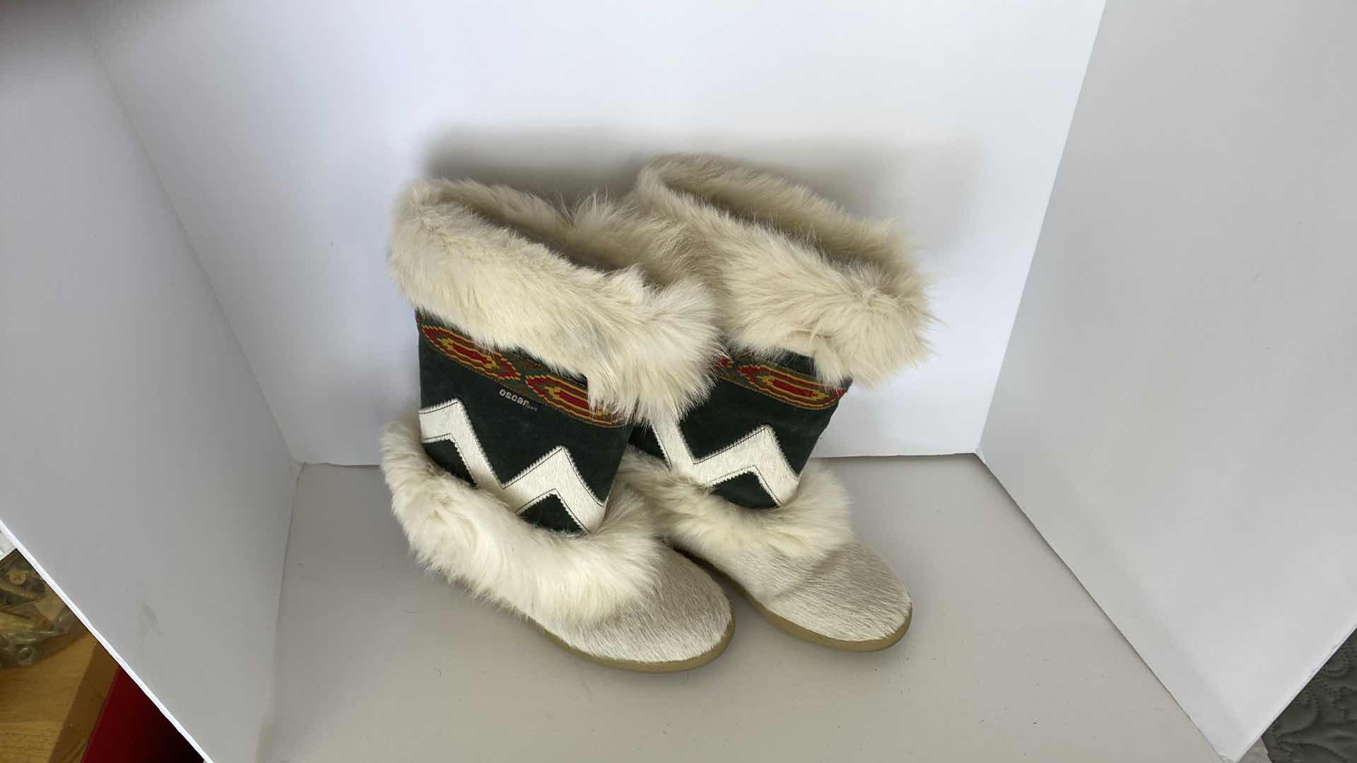 Photo 1 of WOMENS SIZE 41 OSCAR SPORT APRES SKI GOAT BOOTS ORIGINALLY $300