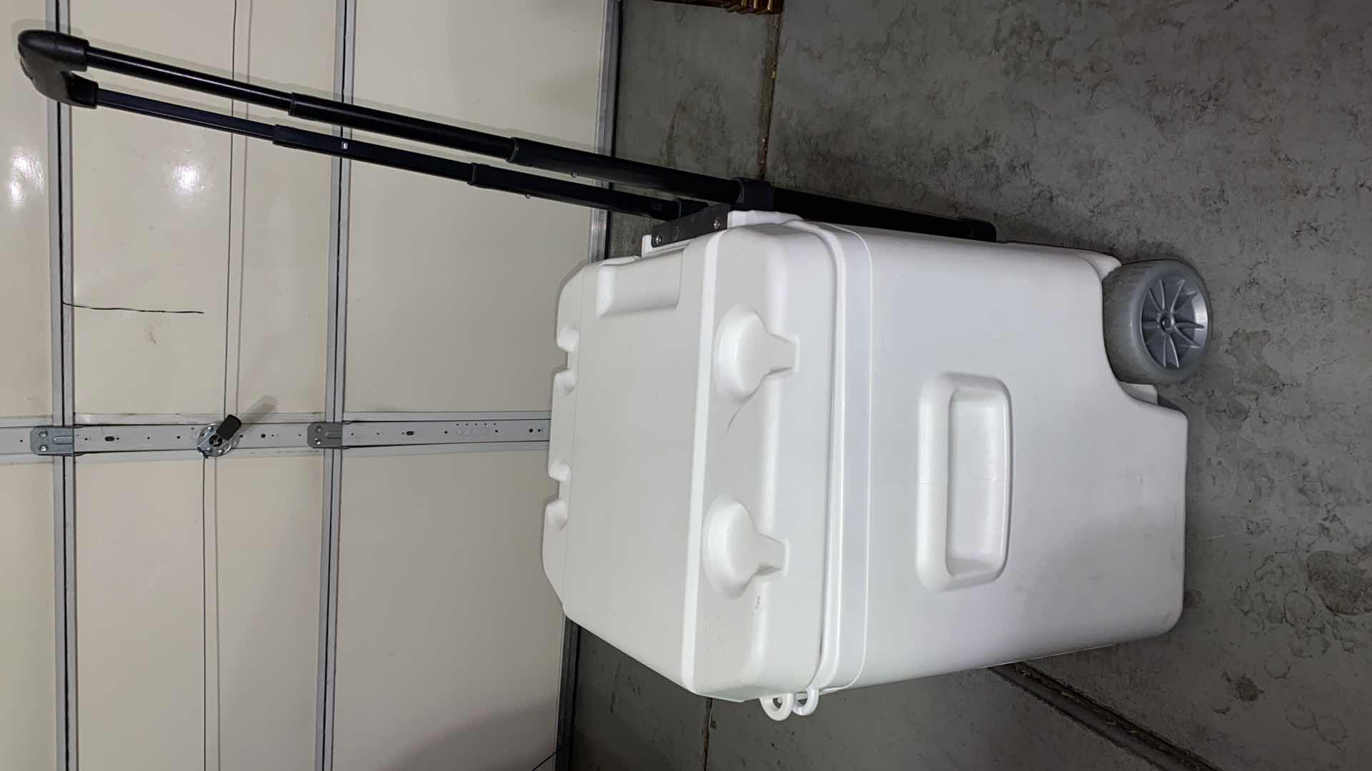 Photo 1 of 52QT IGLOO ROLLER ICE CHEST