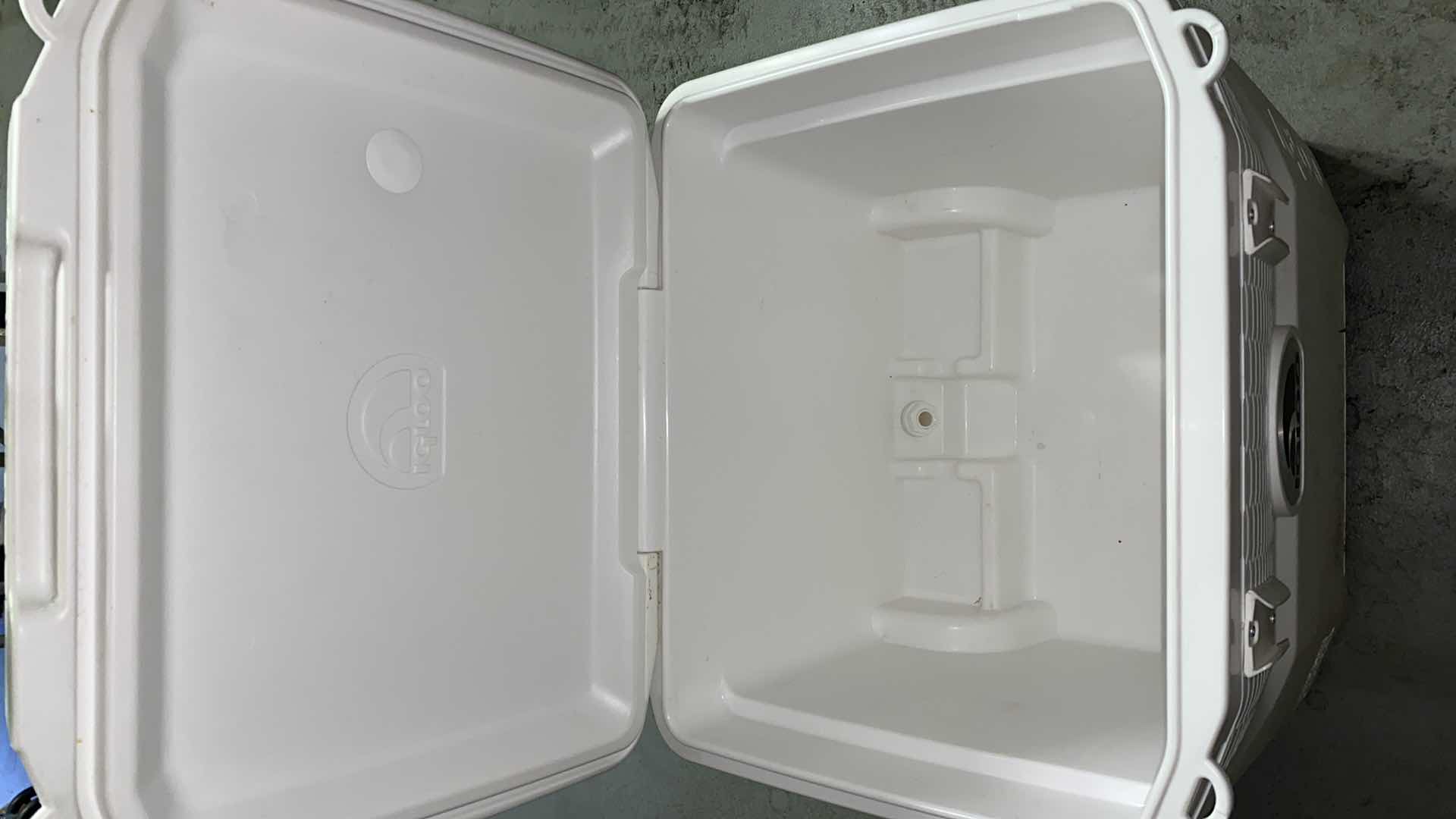 Photo 1 of 52QT IGLOO ROLLER ICE CHEST