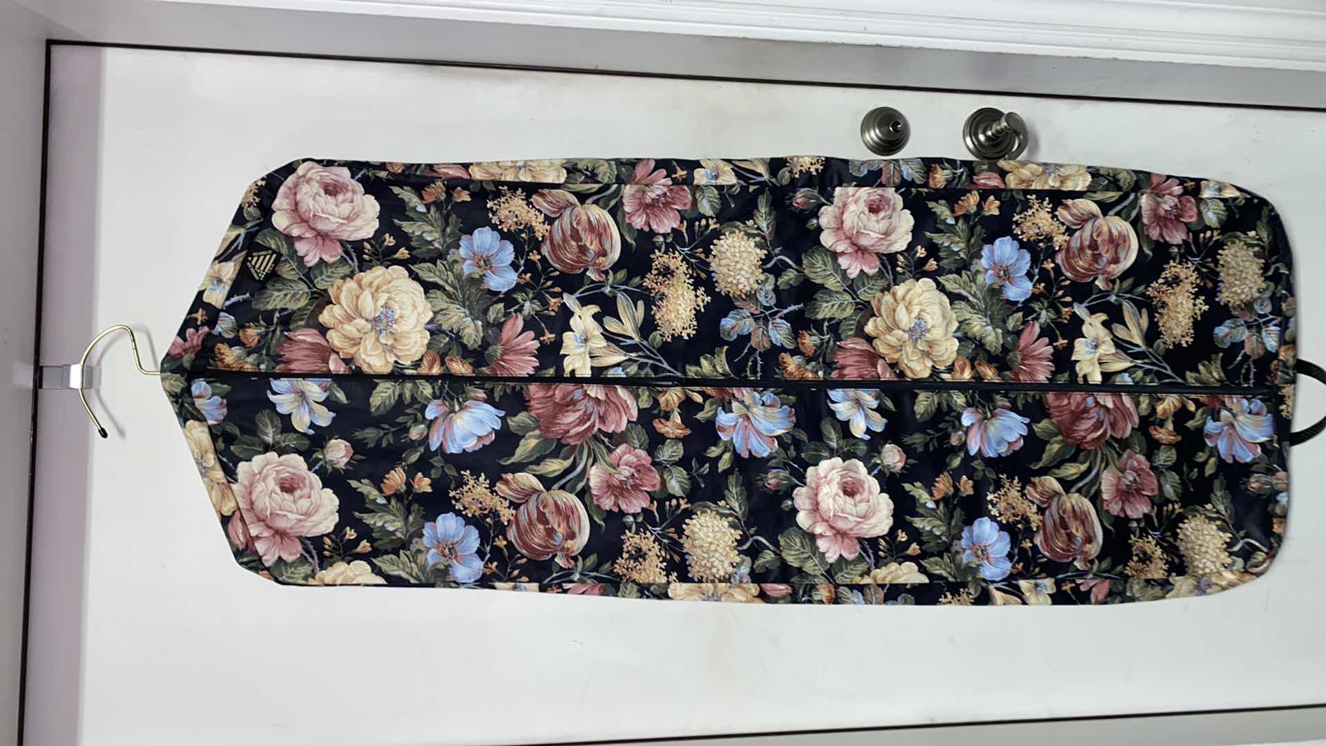 Photo 1 of AMERICAN GUARD IT GARMENT BAG AND TOILETRIES BAG