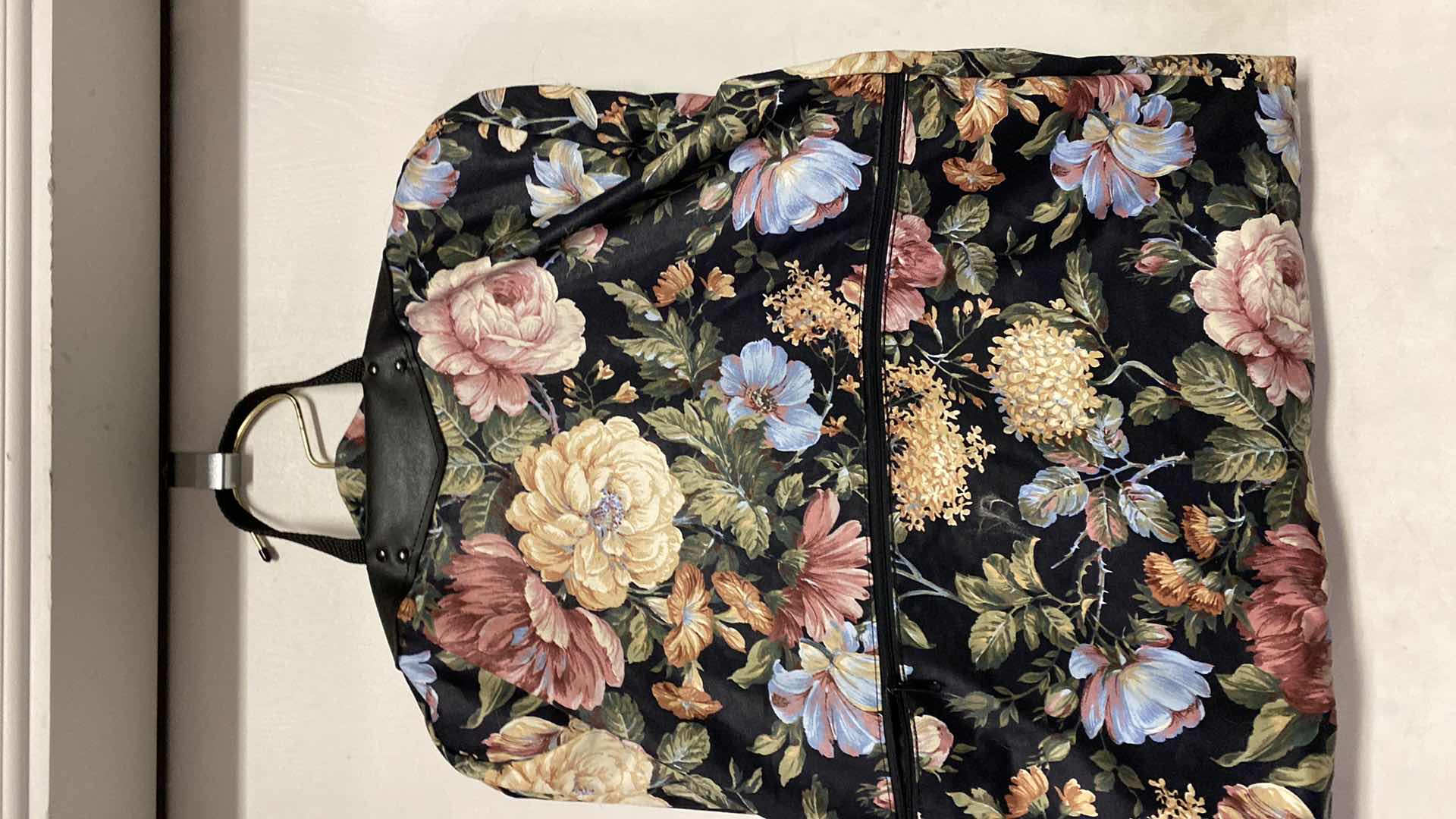 Photo 1 of AMERICAN GUARD IT GARMENT BAG AND TOILETRIES BAG