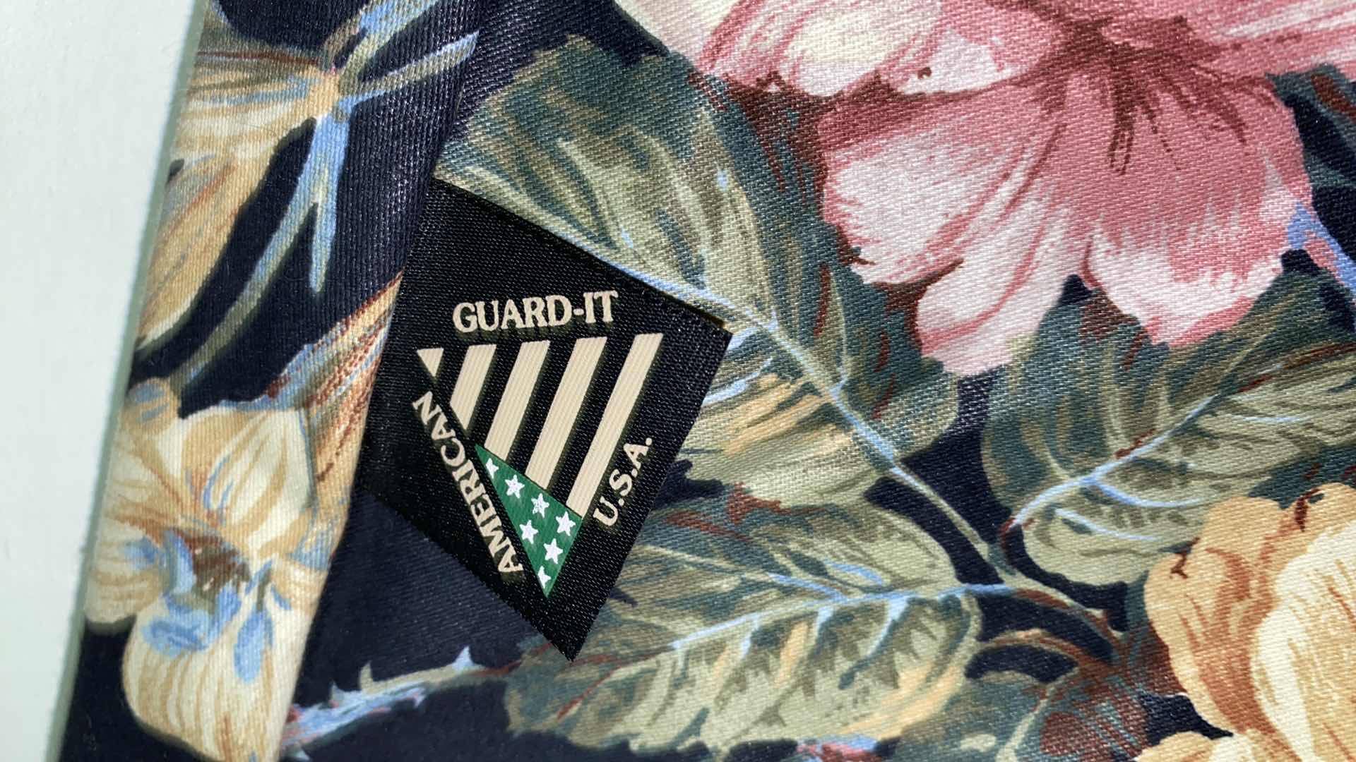 Photo 1 of AMERICAN GUARD IT GARMENT BAG AND TOILETRIES BAG